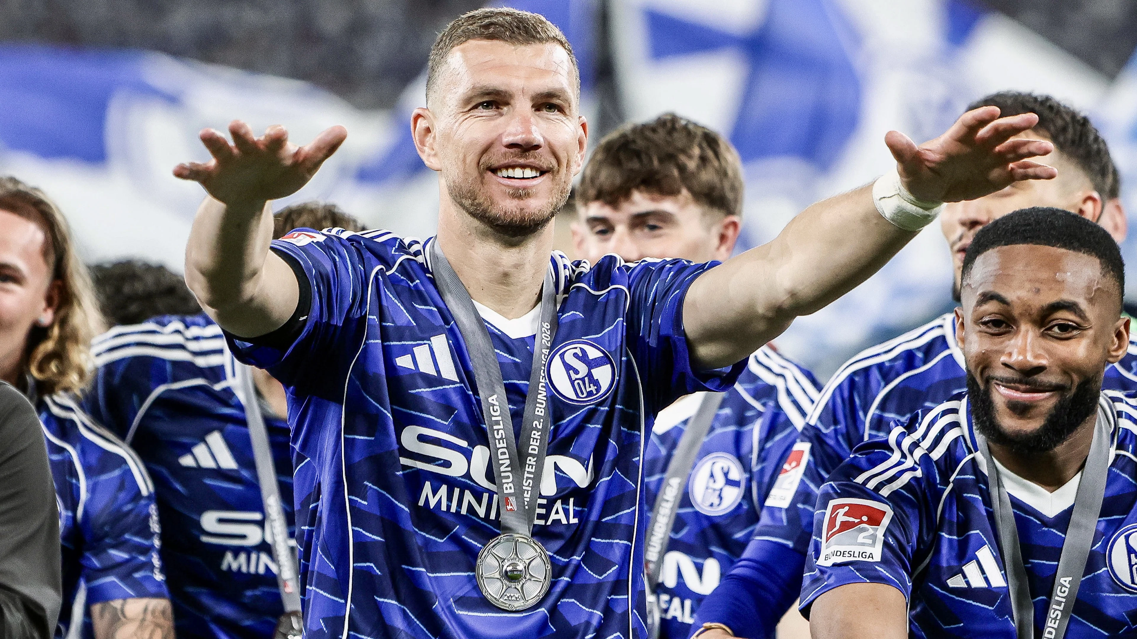 À 40 ans, Edin Dzeko prolonge le plaisir avec Schalke