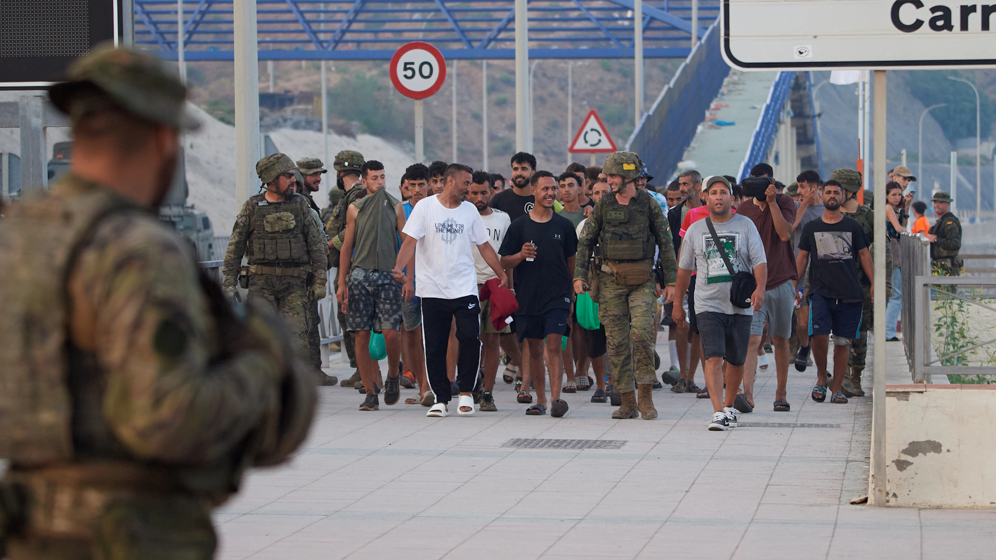 Unter Begleitung der spanischen Armee kehren Migranten, die nach Spanien eingereist waren, von der spanischen Exklave Ceuta nach Marokko zurück. (1. August 2026)