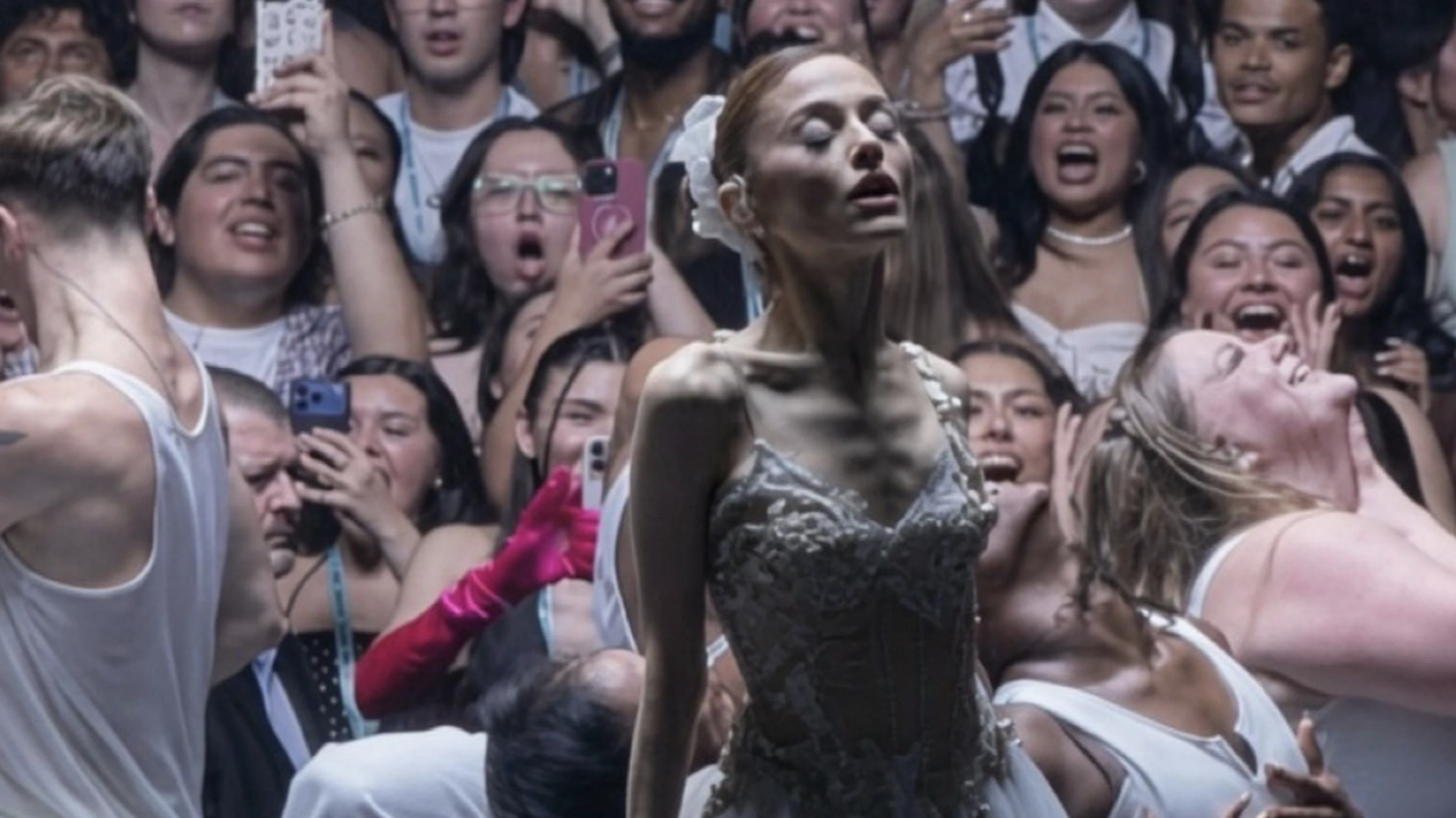 This still from a video of her first tour show caused great concern among many fans.
