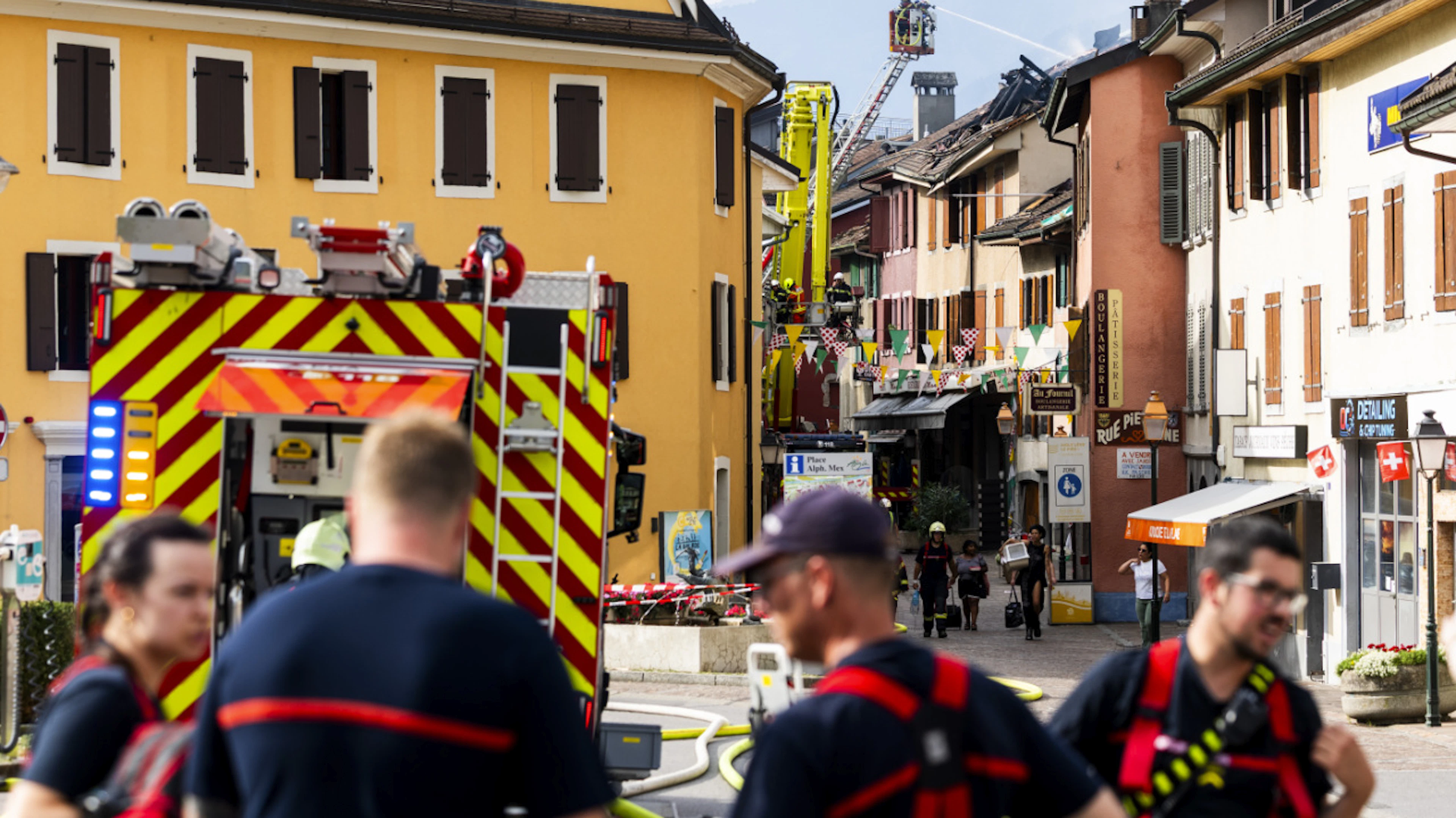 Rund 60 Feuerwehrleute standen in Aigle im Einsatz.