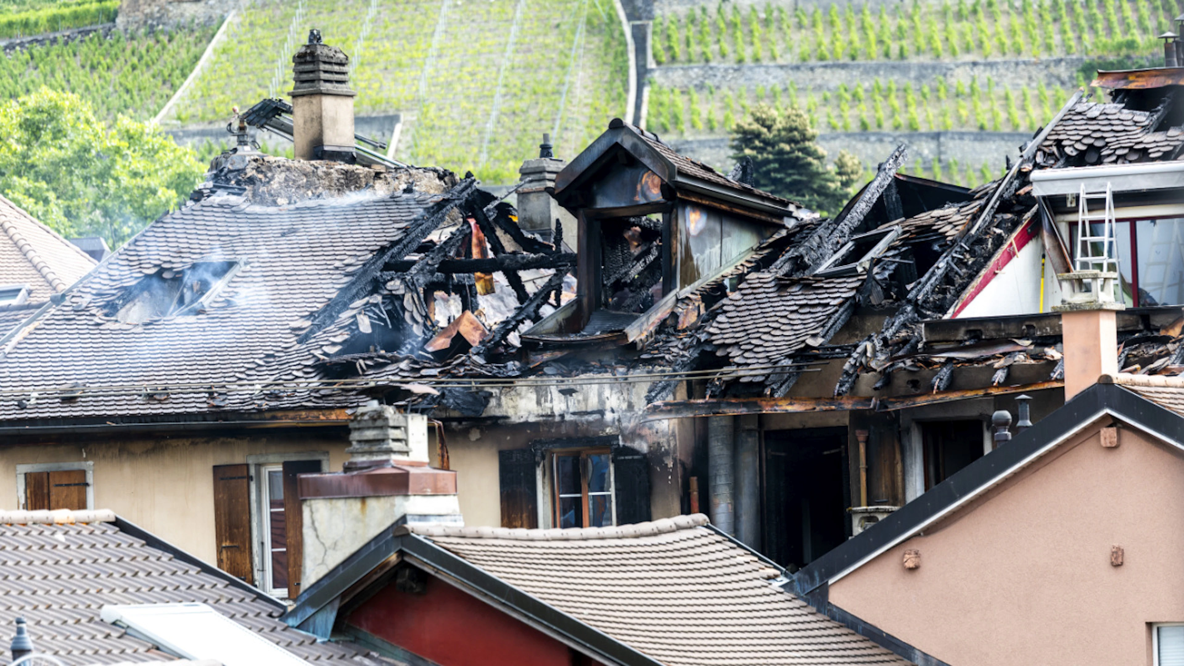 Sechs Häuser in Aigle VD wurden durch den Grossbrand in Mitleidenschaft gezogen.