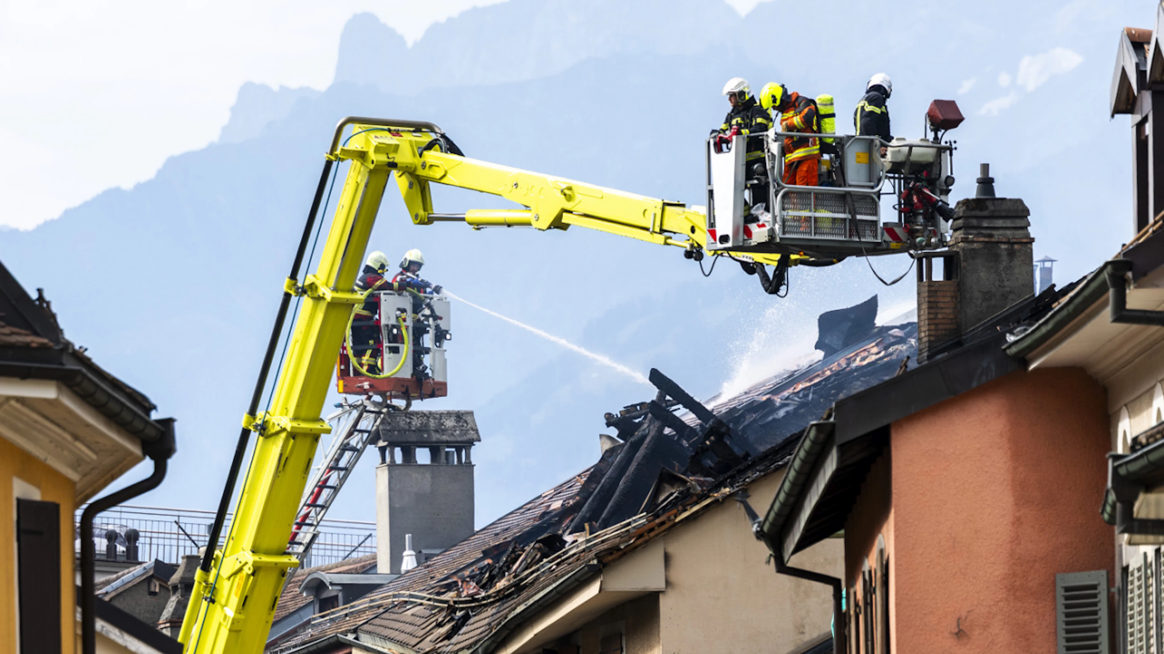 Feuer in der Altstadt von Aigle: Ein grosses Feuerwehraufgebot stand im Einsatz.