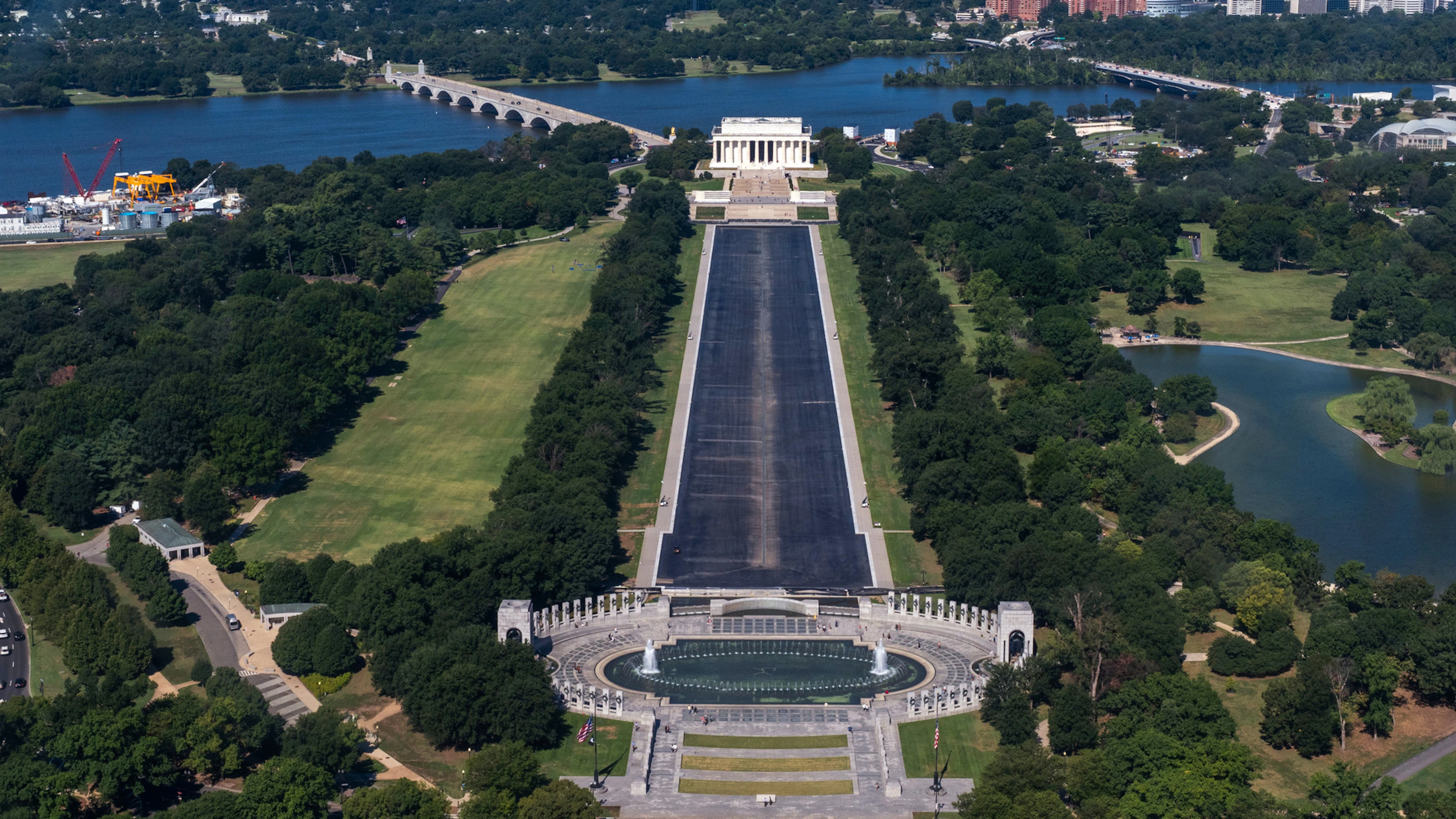 Il fallito progetto di ristrutturazione del Reflecting Pool a Washington D.C. è diventato un ostacolo per Donald Trump.