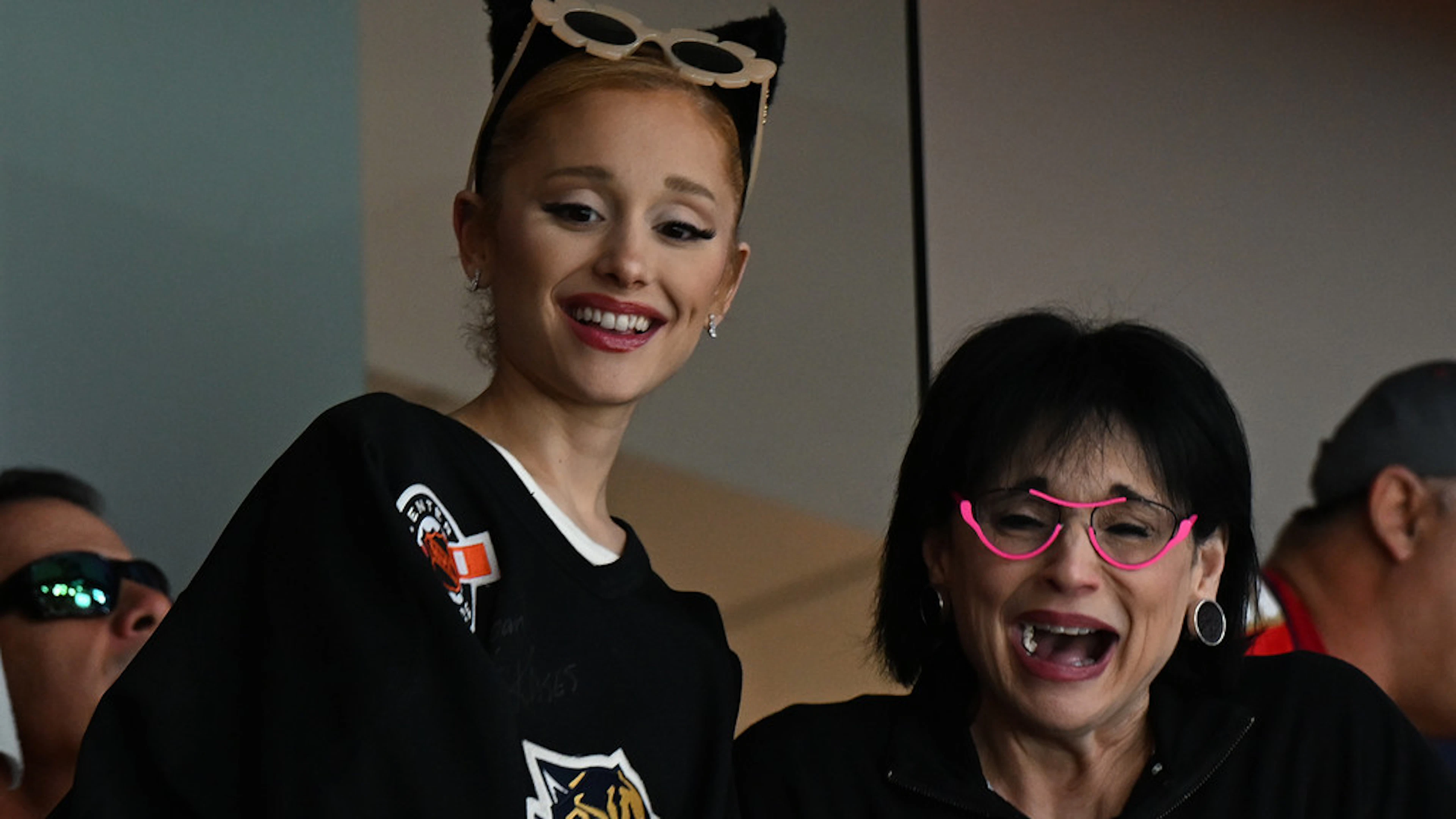 La mère d'Ariana Grande réconforte sa fille