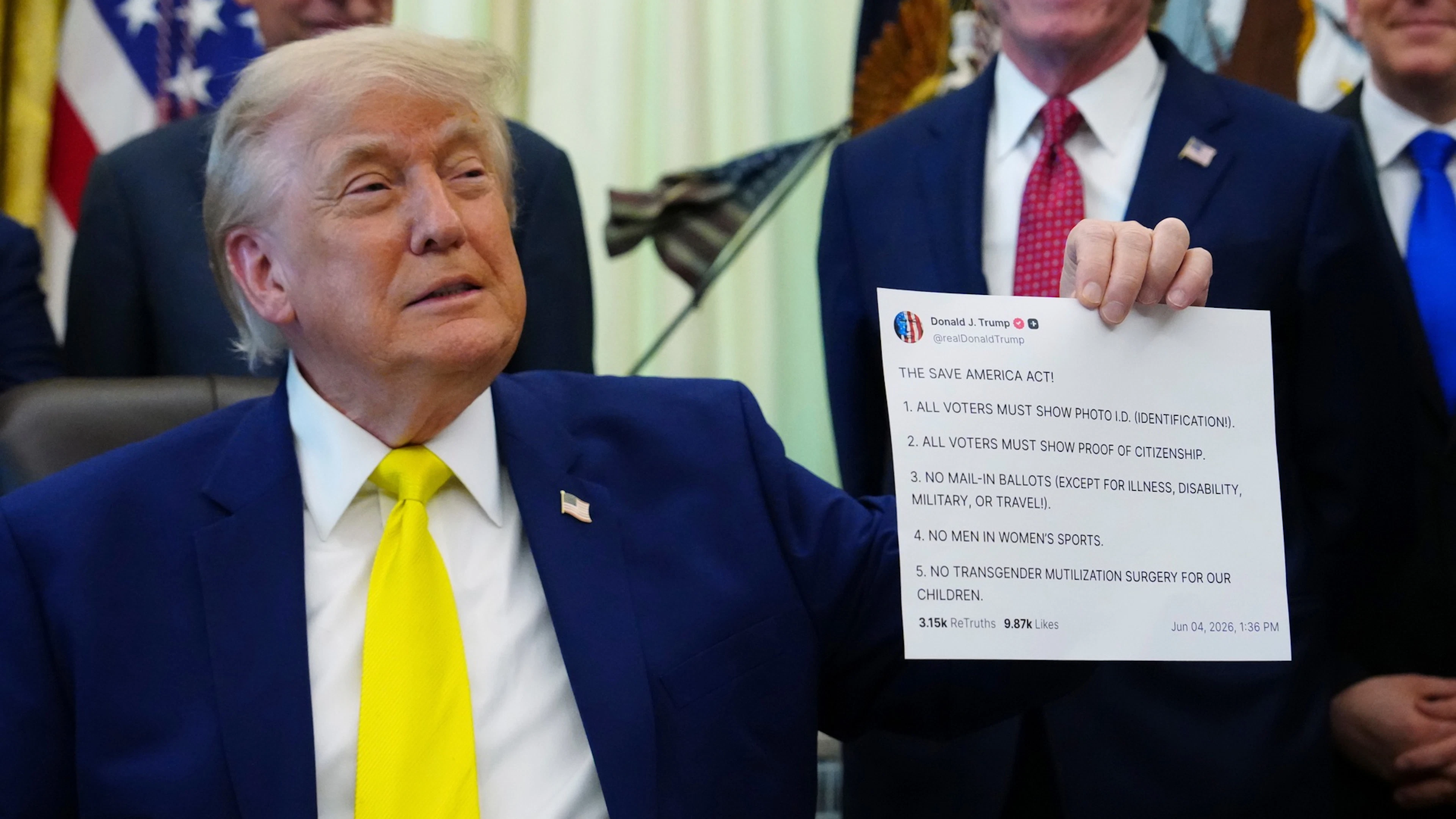 Am liebsten kommuniziert Donald Trump über seine Plattform Truth Social – hier zeigt er im Oval Office seinen eigenen, ausgedruckten Post.