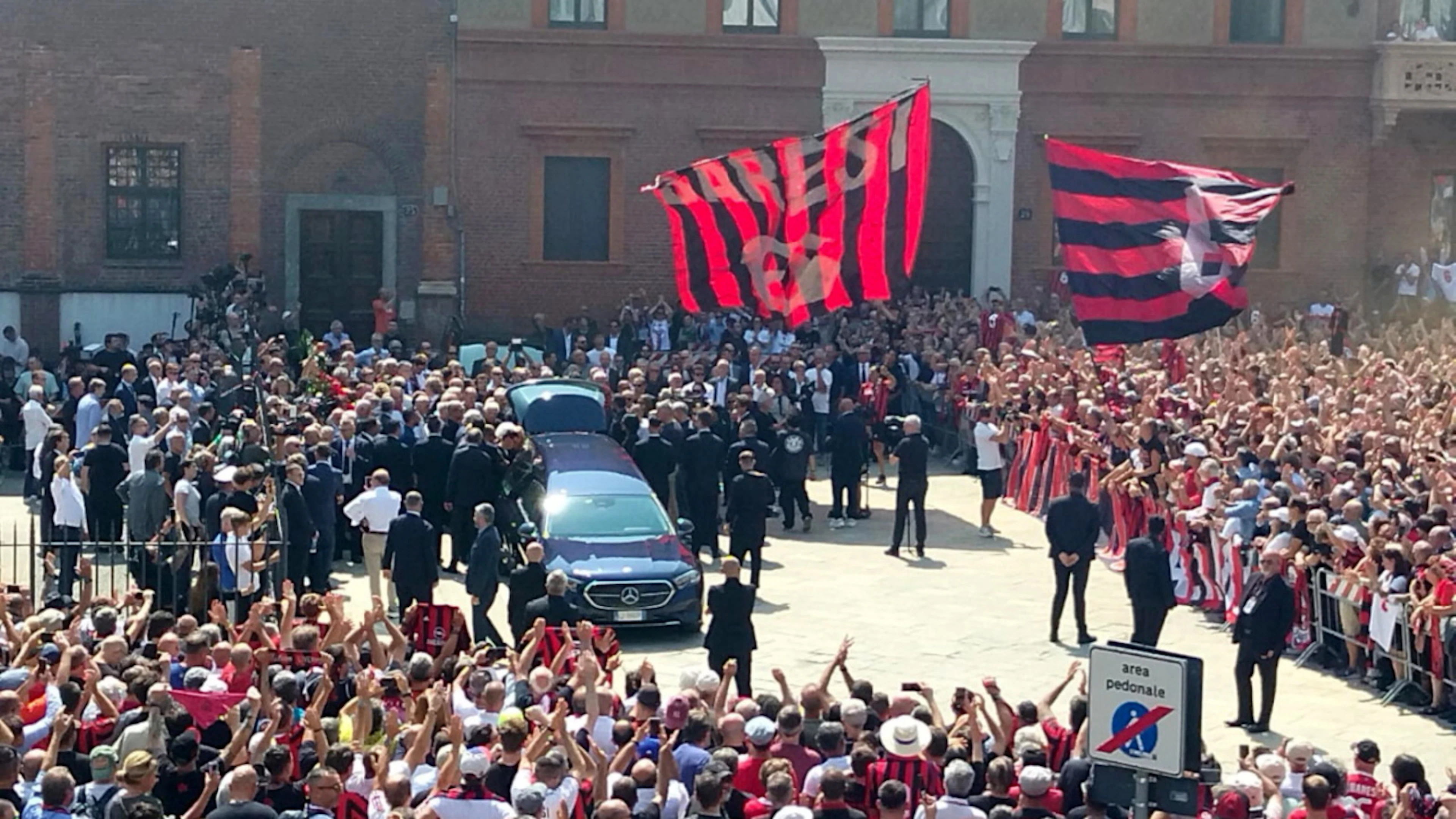 Migliaia di tifosi sono accorsi in piazza Sant'Ambrogio, a Milano, per dare l'ultimo saluto a Franco Baresi.
