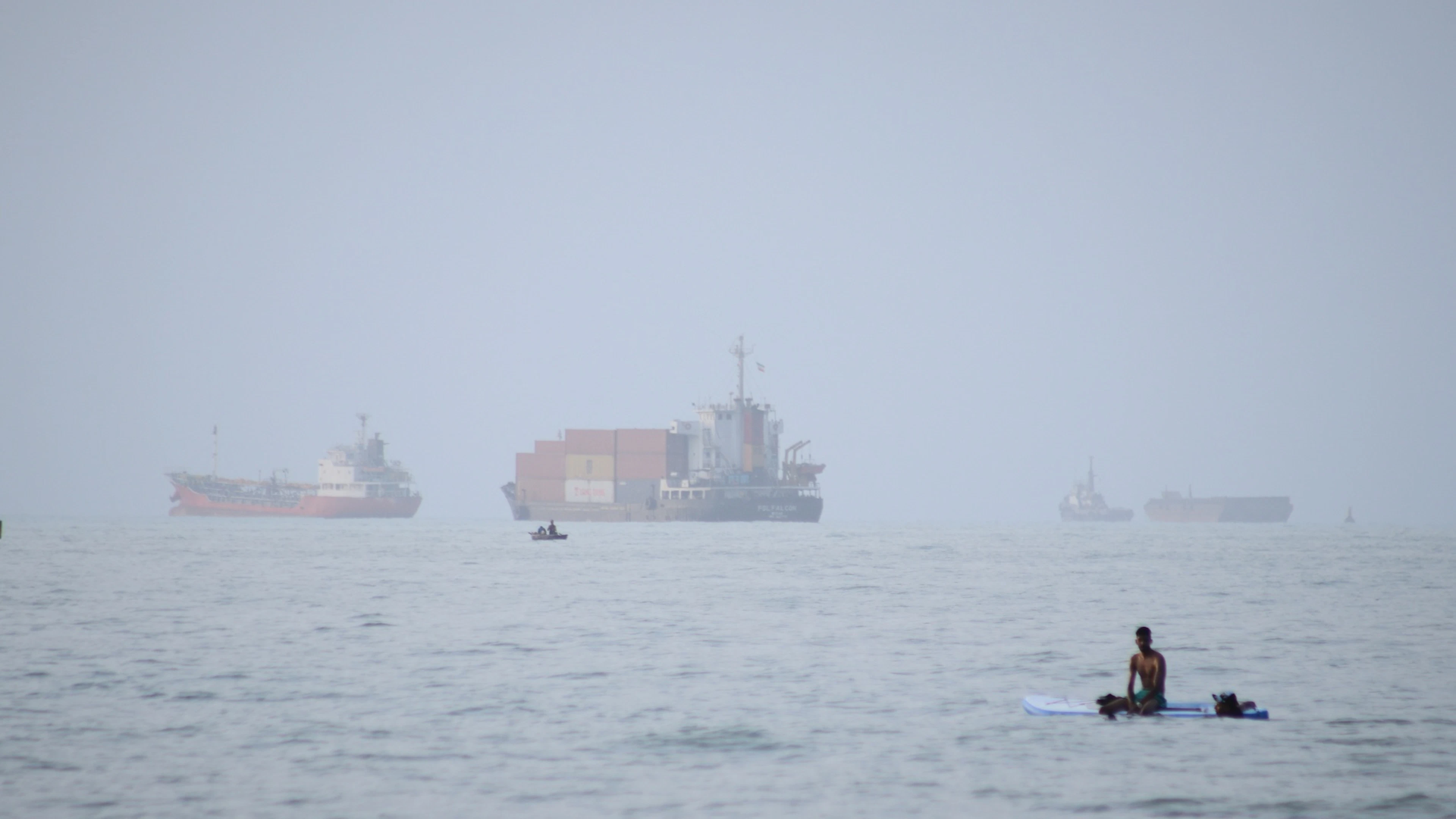 Ein Containerschiff und andere Handelsschiffe liegen in der Strasse von Hormus vor Anker. (27. Juli 2026)