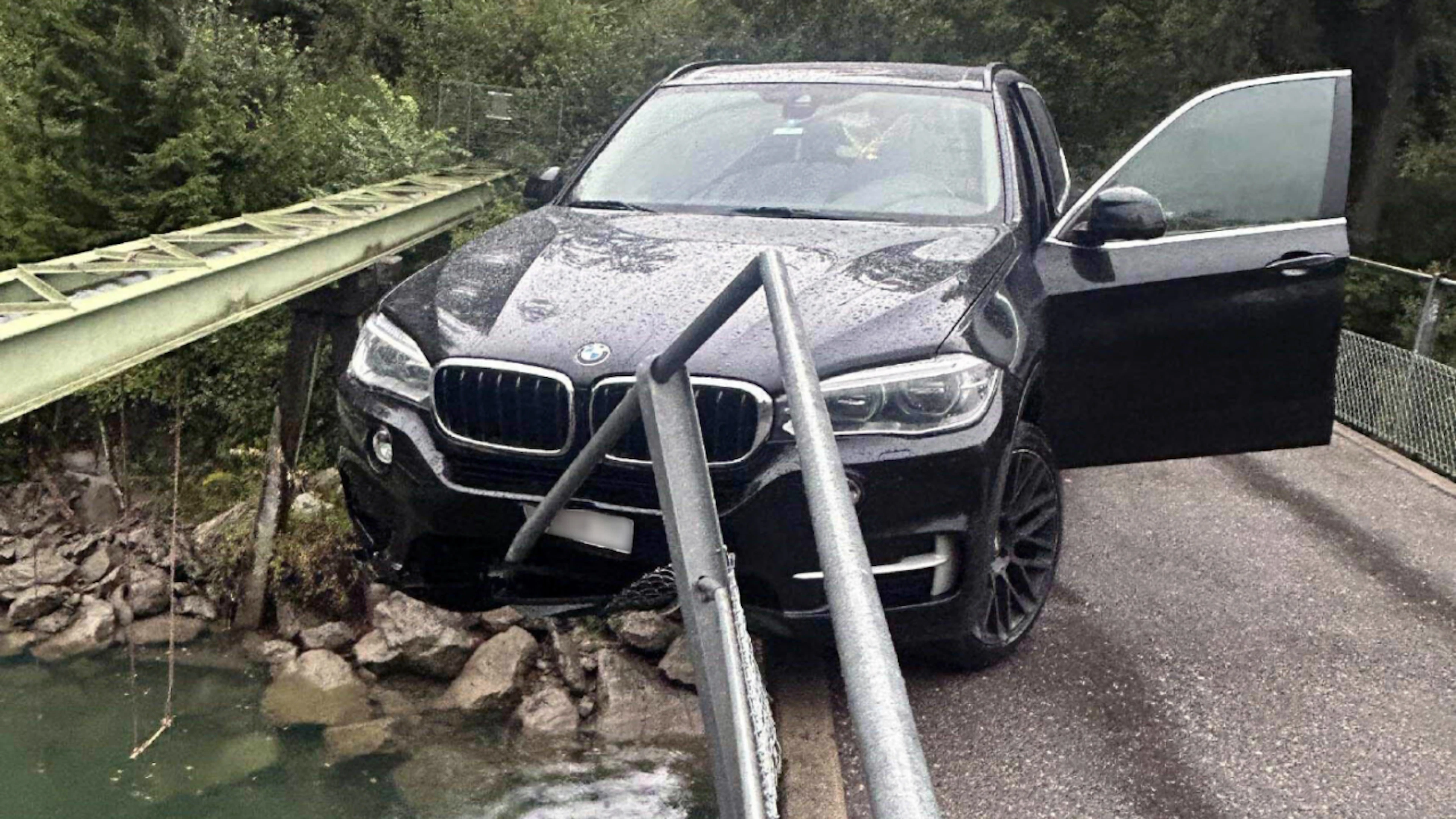 Auto hängt mit zwei Rädern über dem Abgrund – Fahrer unverletzt