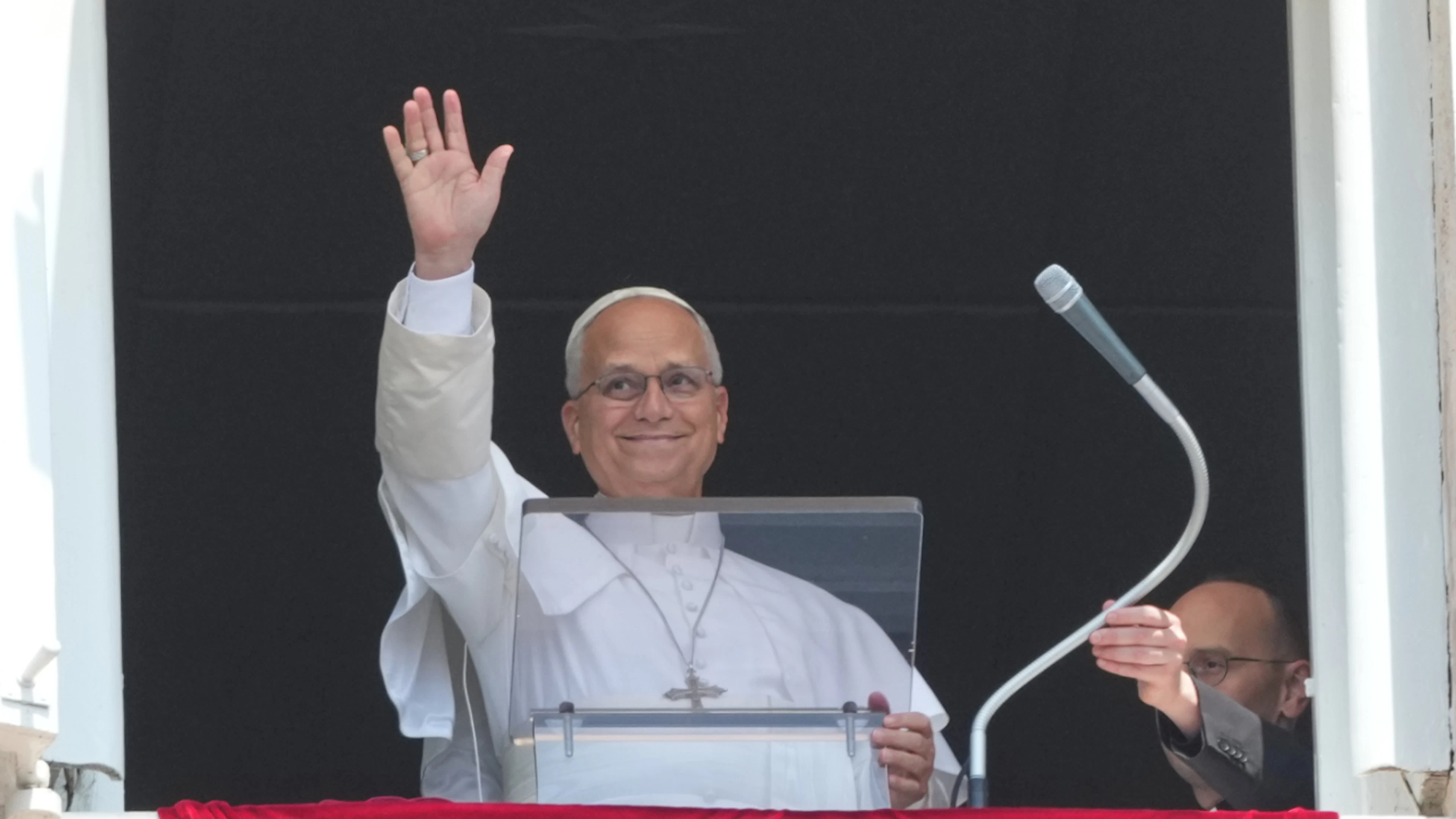ARCHIVE – Pope Leo XIV recites the "Angelus" midday prayer in St. Peter's Square at the Vatican. Photo: Gregorio Borgia/AP/dpa