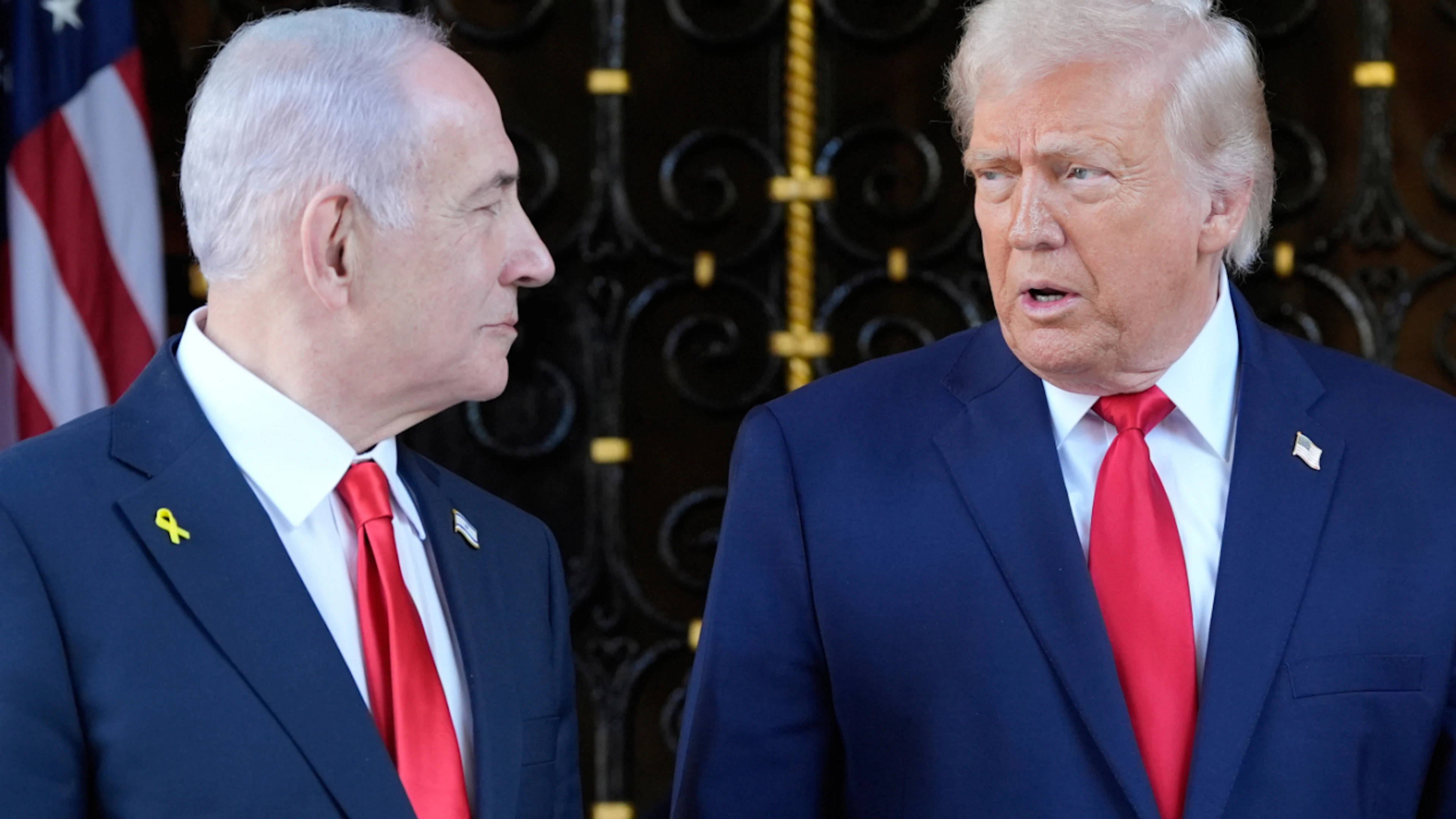 ARCHIVE – U.S. President Donald Trump (right) welcomes Israeli Prime Minister Benjamin Netanyahu at his Mar-a-Lago club. Photo: Alex Brandon/AP/dpa