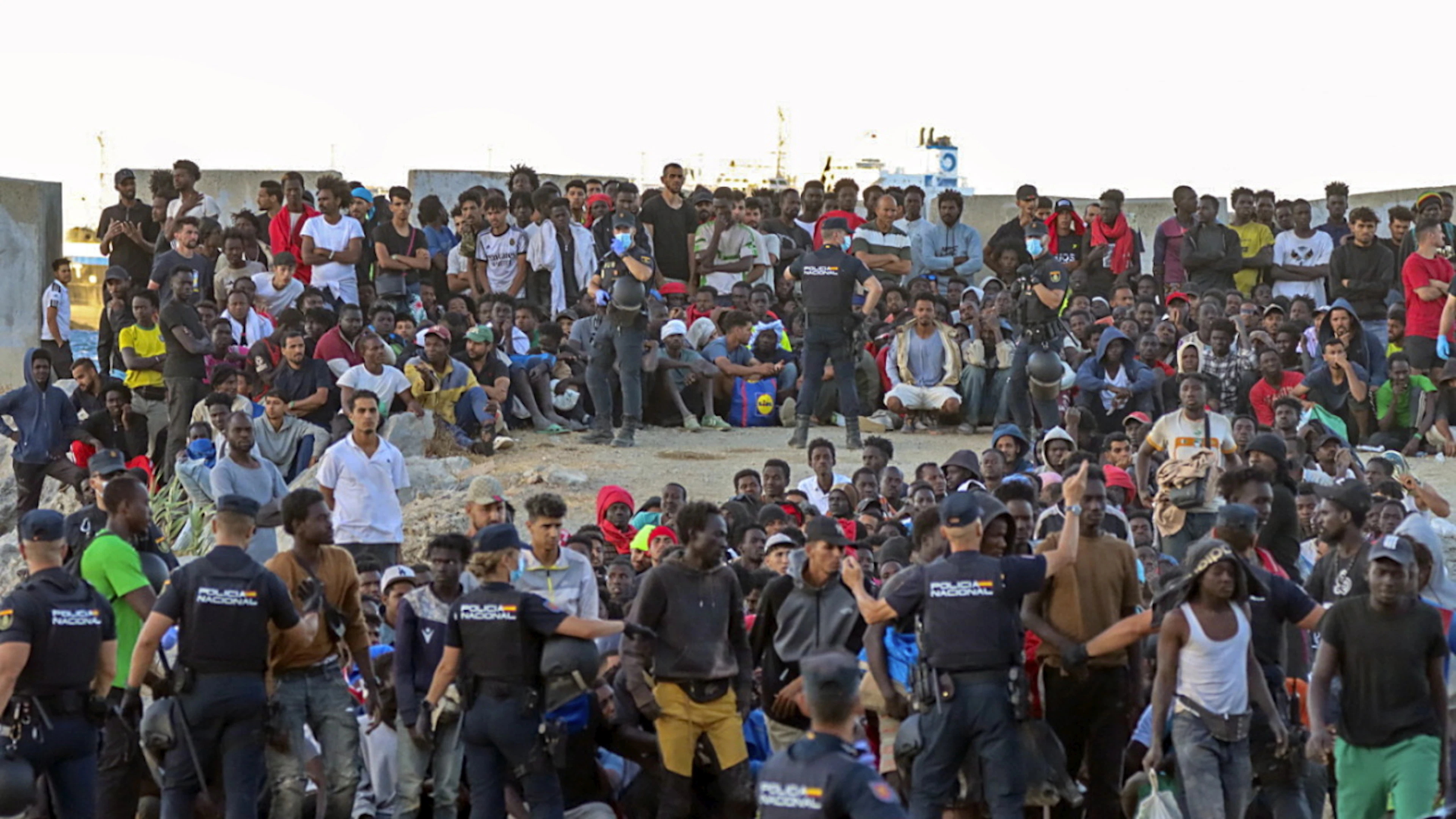 Migranti riuniti ieri ieri su una spiaggia a Ceuta. Le autorità spagnole calcolano che in 2500 siano ancora nell'exclave.