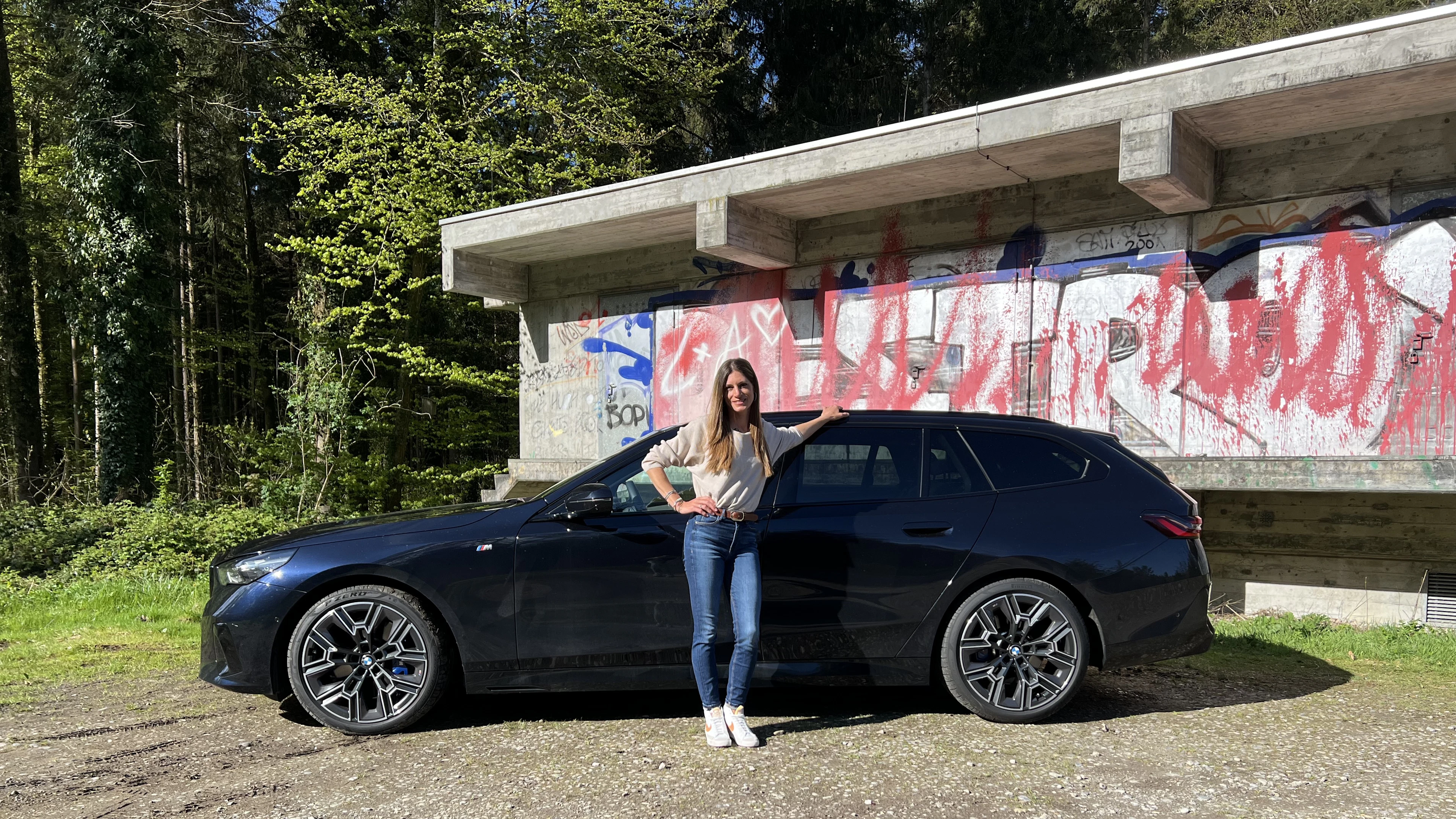 Cyndie testet den BMW 540d – und sagt, was die Deutschen besser können