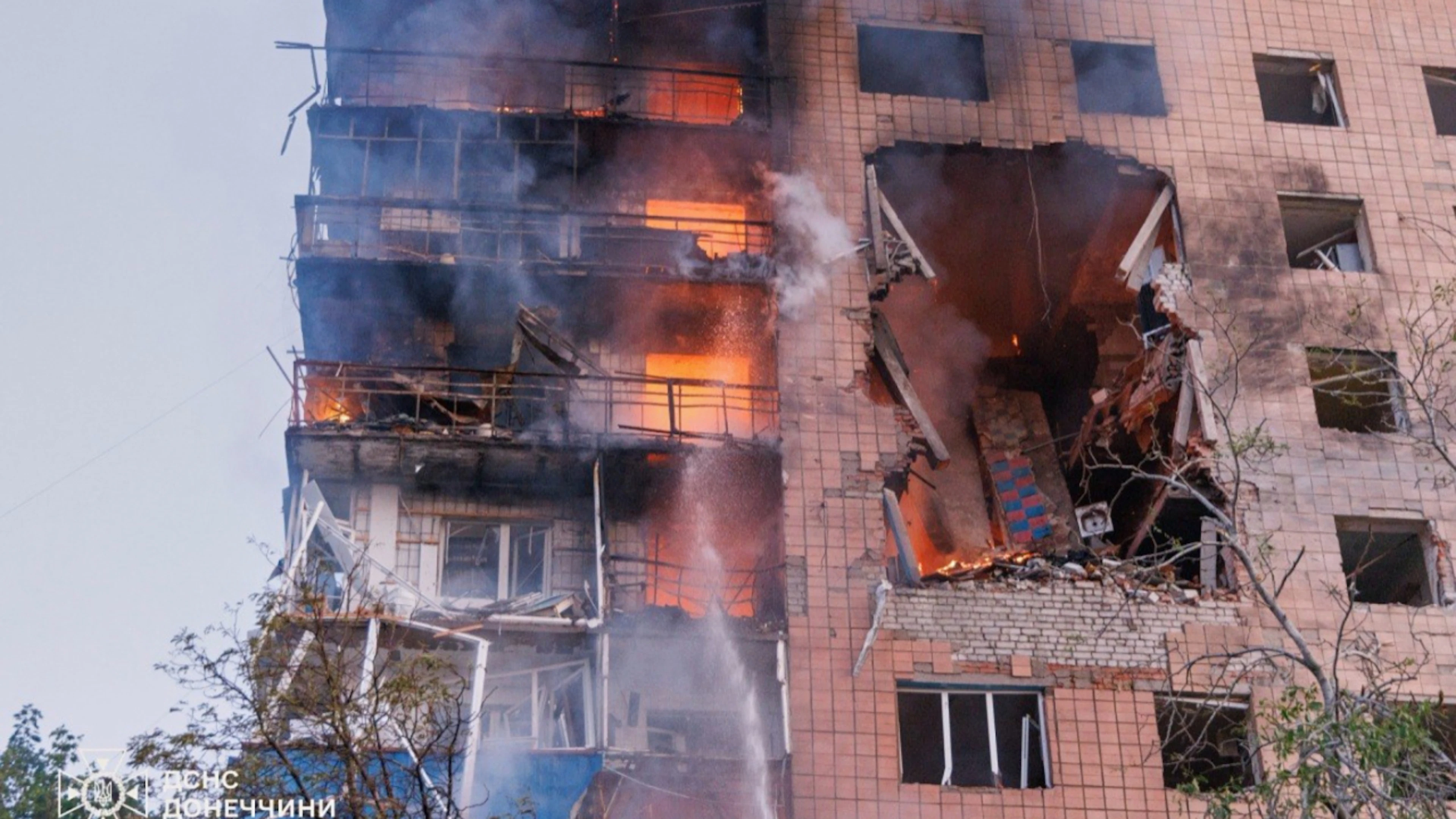 HANDOUT – Ein brennendes Wohnhaus in Kramatorsk. Foto: Uncredited/Ukrainian Emergency Service via AP/dpa/Archivbild – ACHTUNG: Nur zur redaktionellen Verwendung und nur mit vollständiger Nennung des vorstehenden Credits