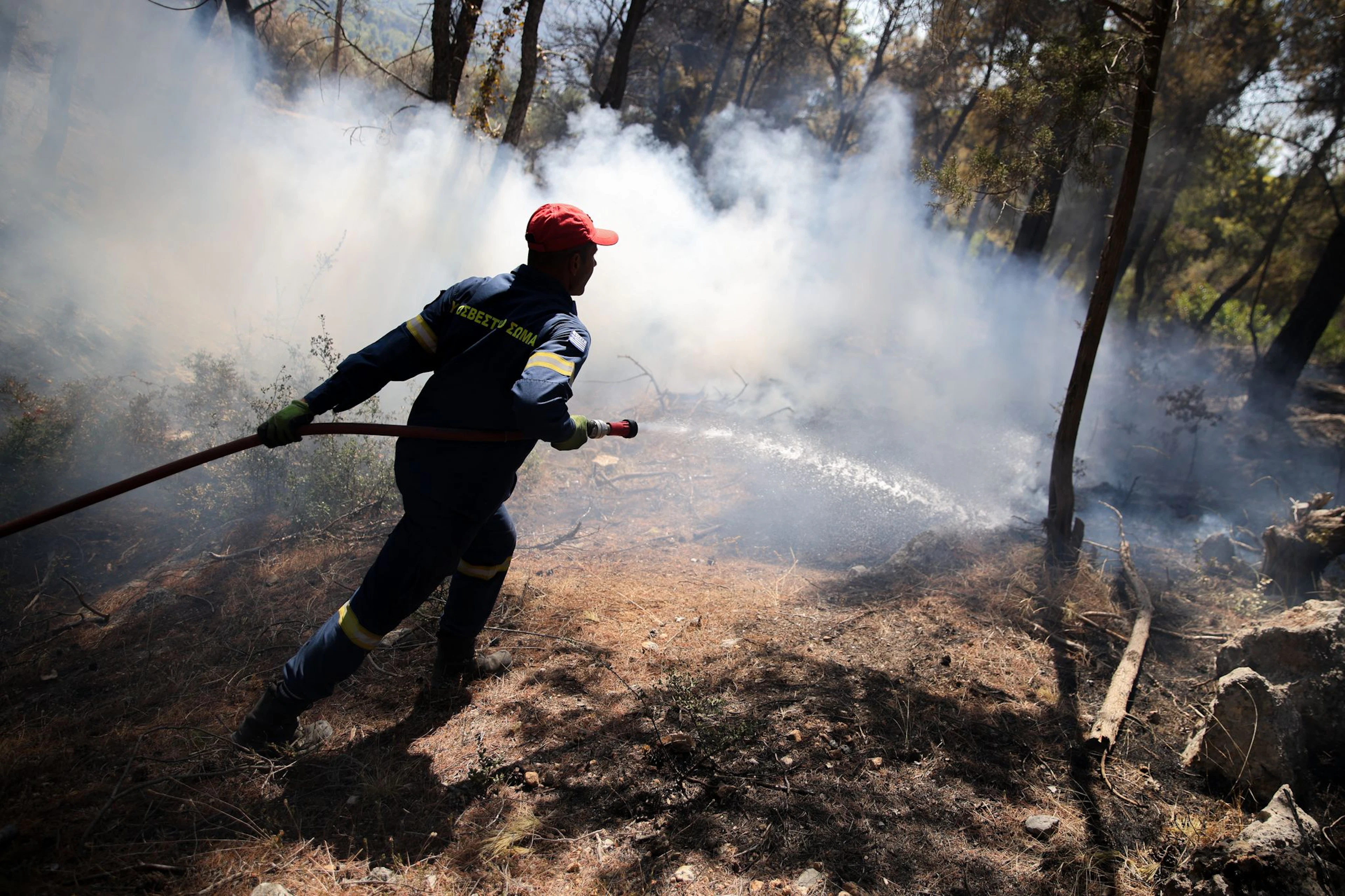 Immer noch schwelt es am und im Boden  – die Feuerwehr gibt bisher keine Entwarnung.