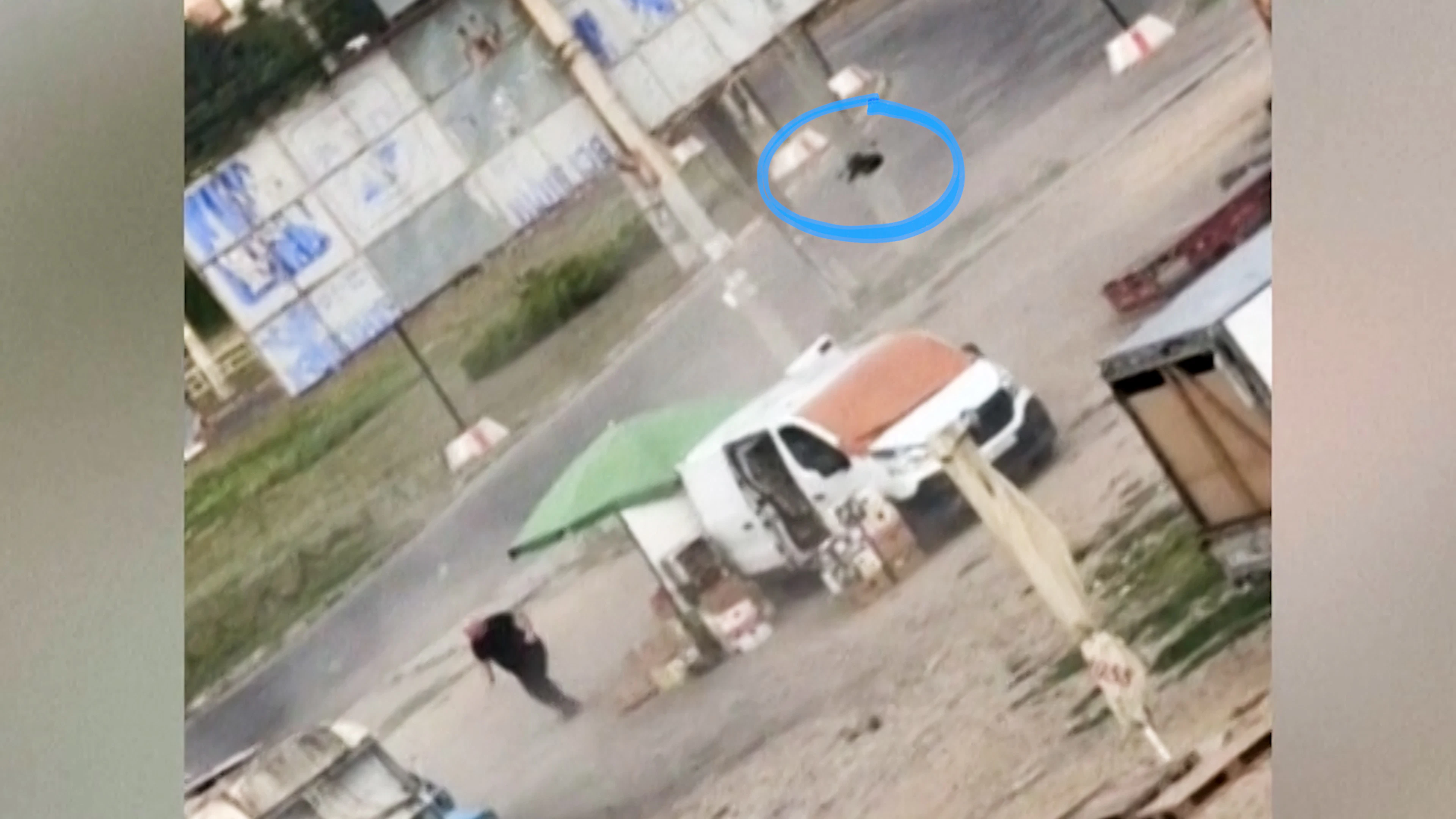 Putin-Drohne jagt Gemüsehändler – Clip empört Publikum