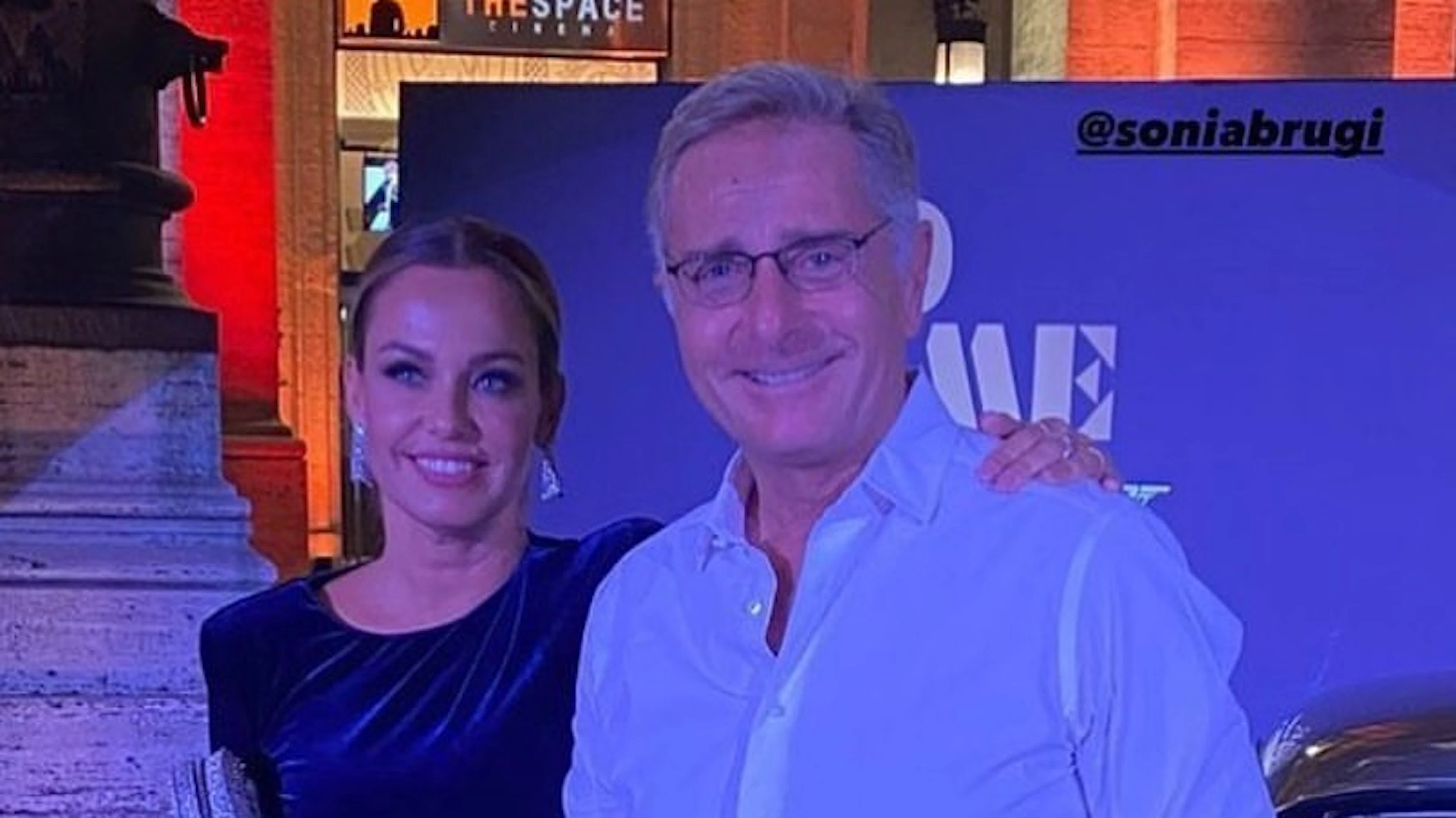Paolo Bonolis e Sonia Bruganelli replicano sui ricavi milionari: «Conta il bene dei nostri figli»