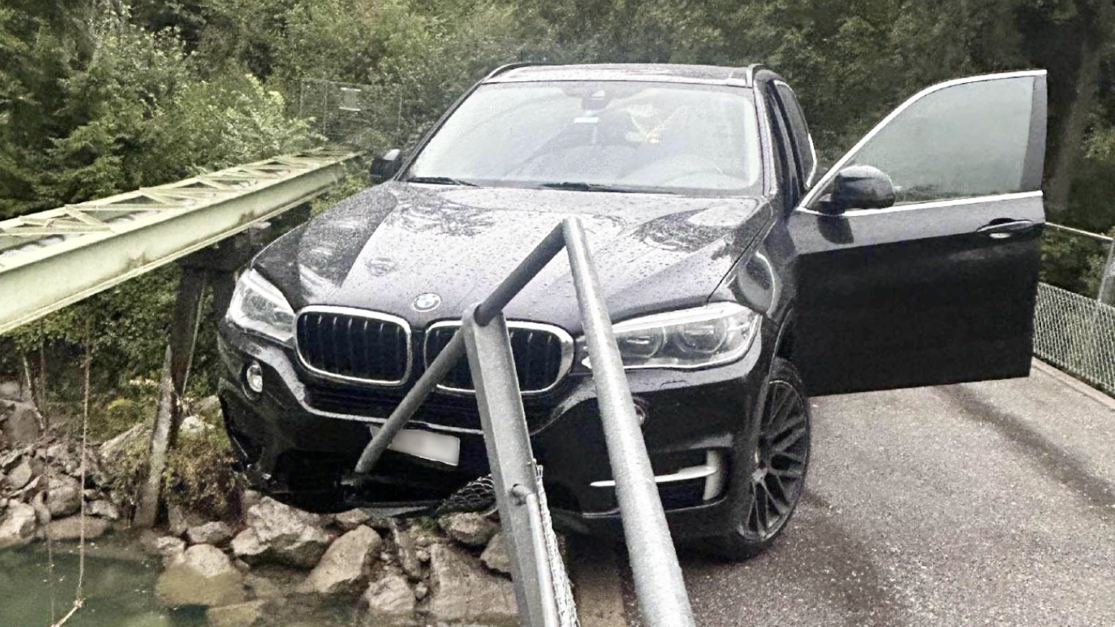 Une route fribourgeoise théâtre d’un accident spectaculaire