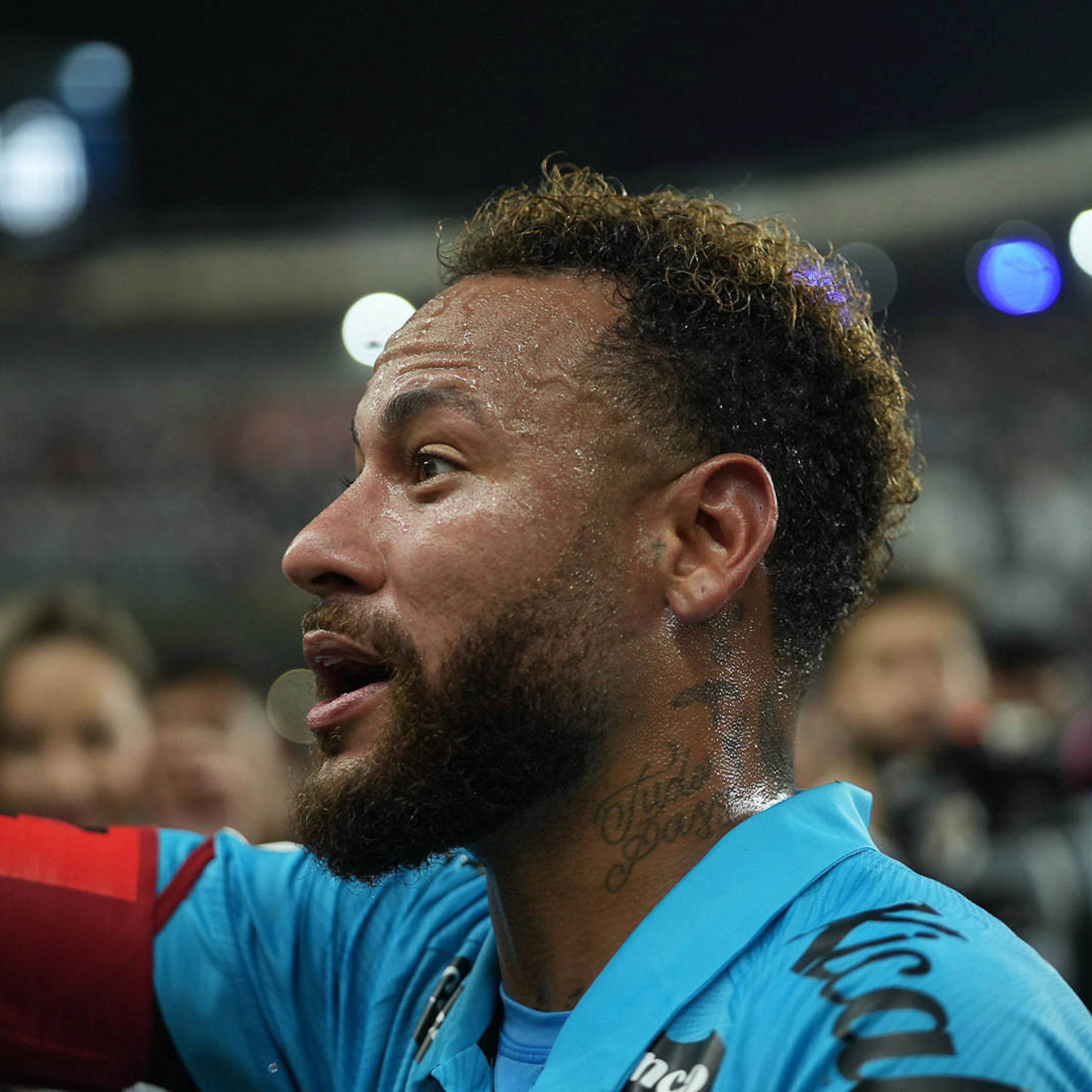 Santos Star Causes a Stir
