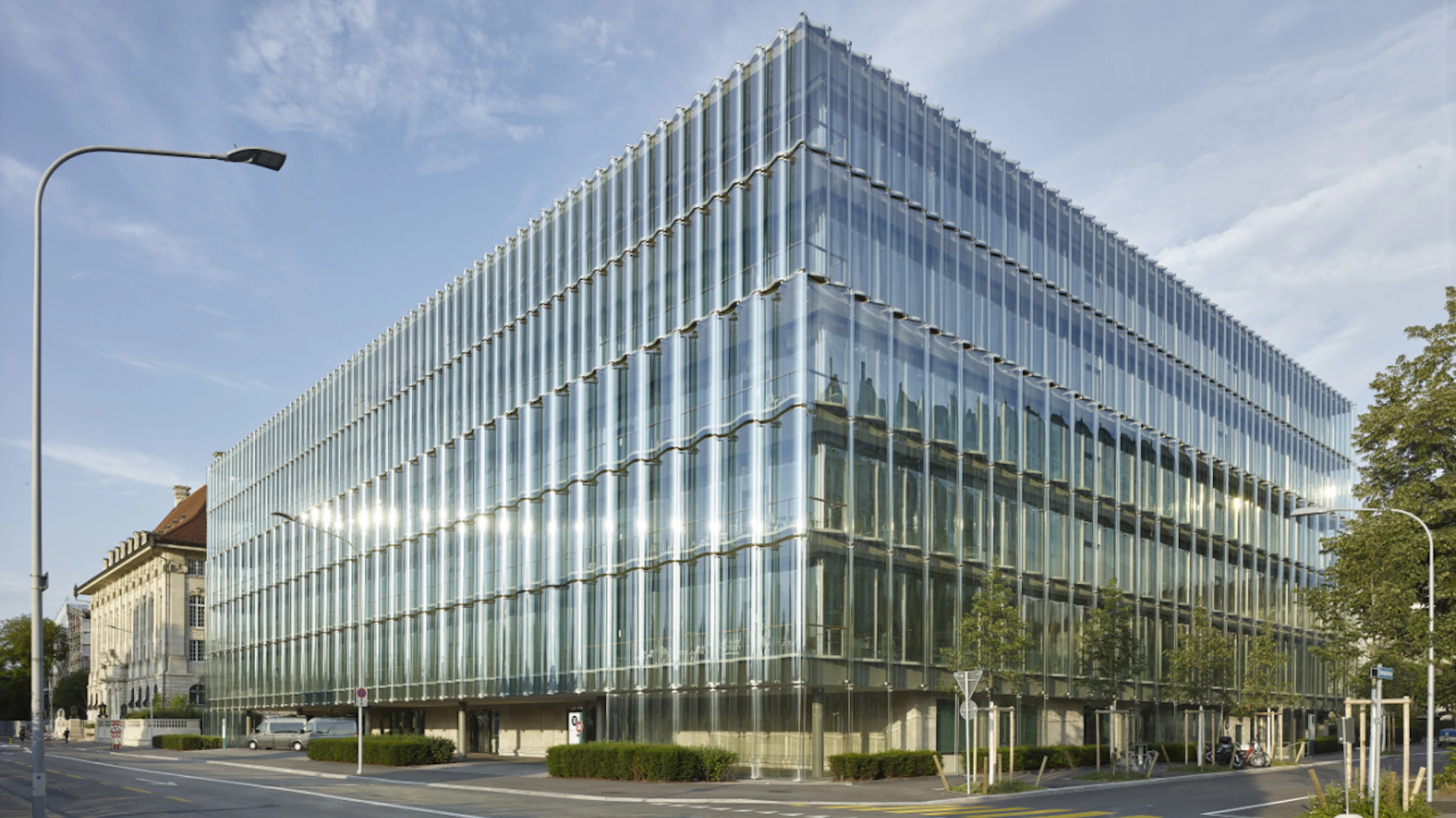 Swiss Re erhöht Halbjahresgewinn deutlich