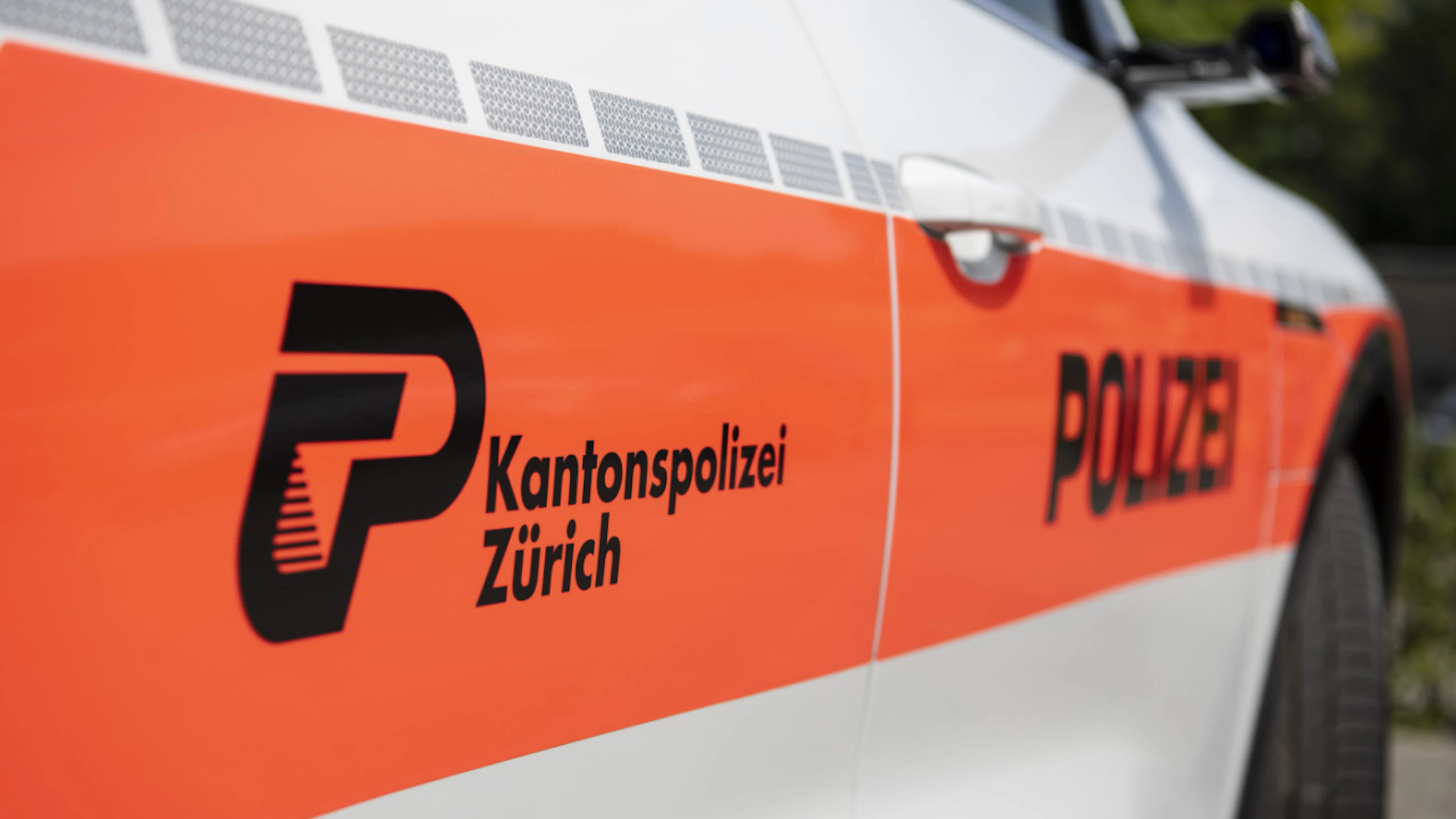 On Thursday morning, the Zurich Cantonal Police attempted to stop two men on a motorcycle on the A3 near Urdorf. The men were killed in a crash while fleeing from the police. (File photo)