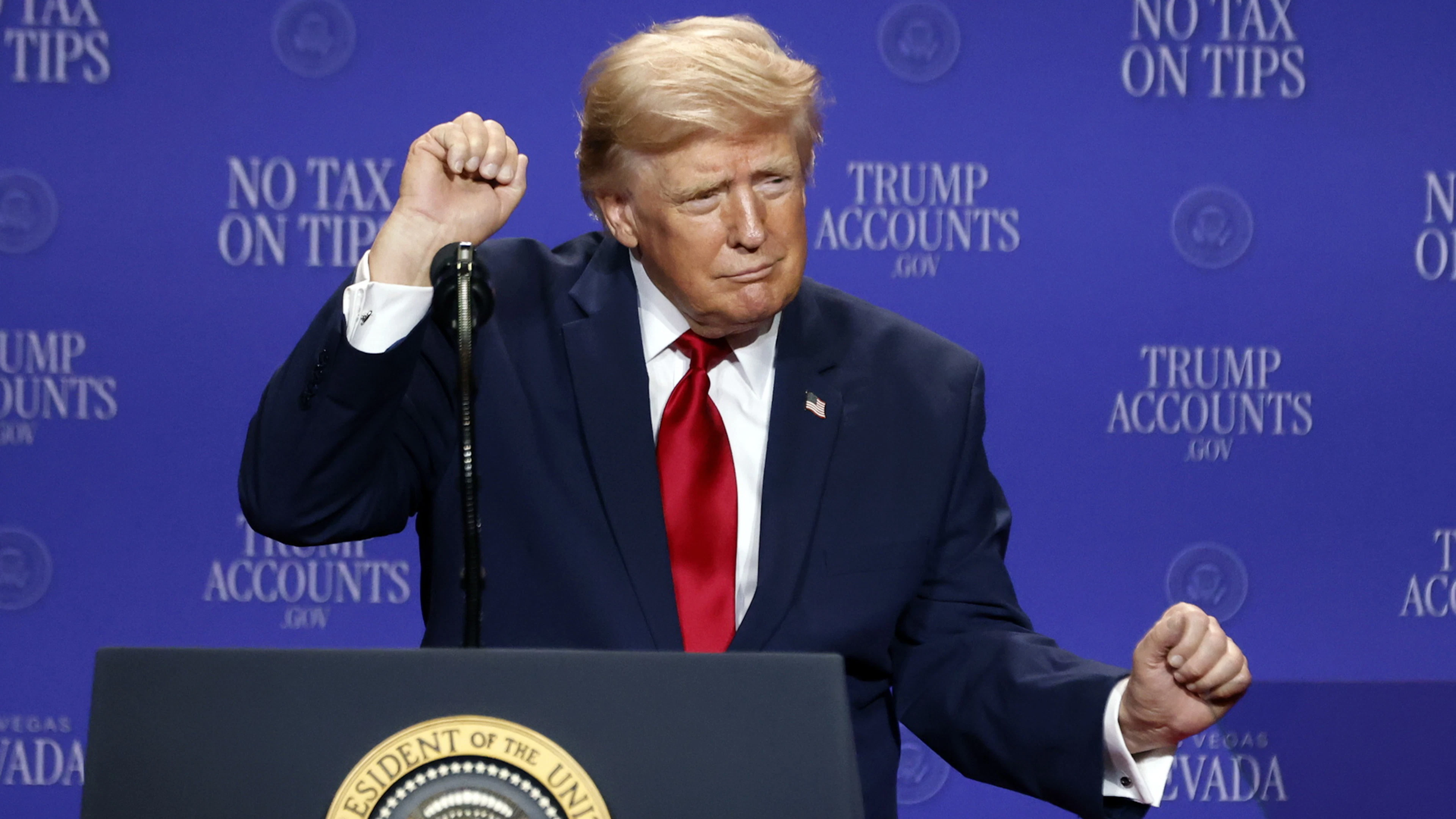 US-Präsident Donald Trump tanzt nach einer Rede über die US-Wirtschaft im Red Rock Casino in Las Vegas. (5. August 2026)
