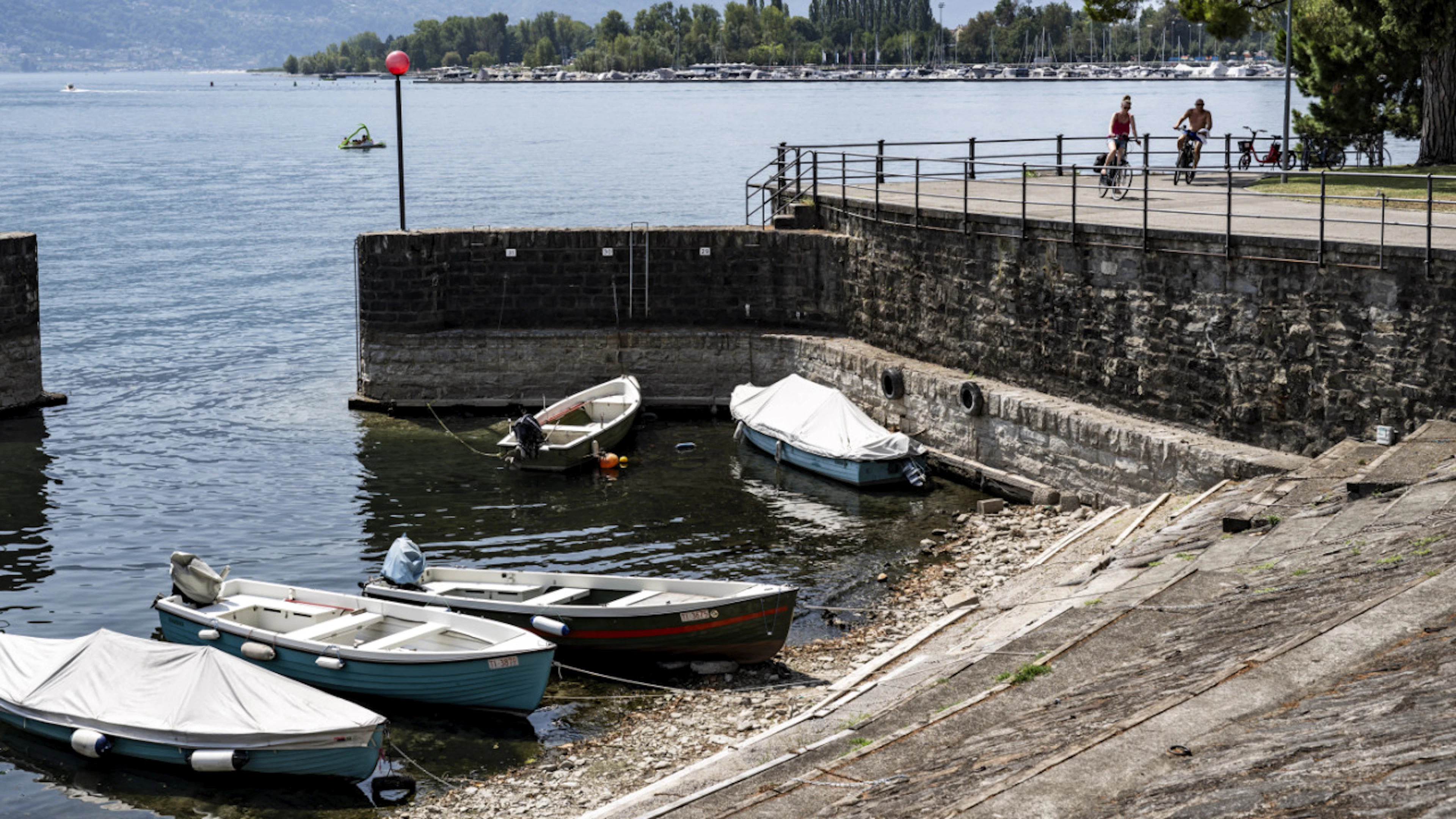Auf dem Trockenen: Boote in Muralto bei Locarno am Lago Maggiore verdeutlichen den tiefen Seepegel.
