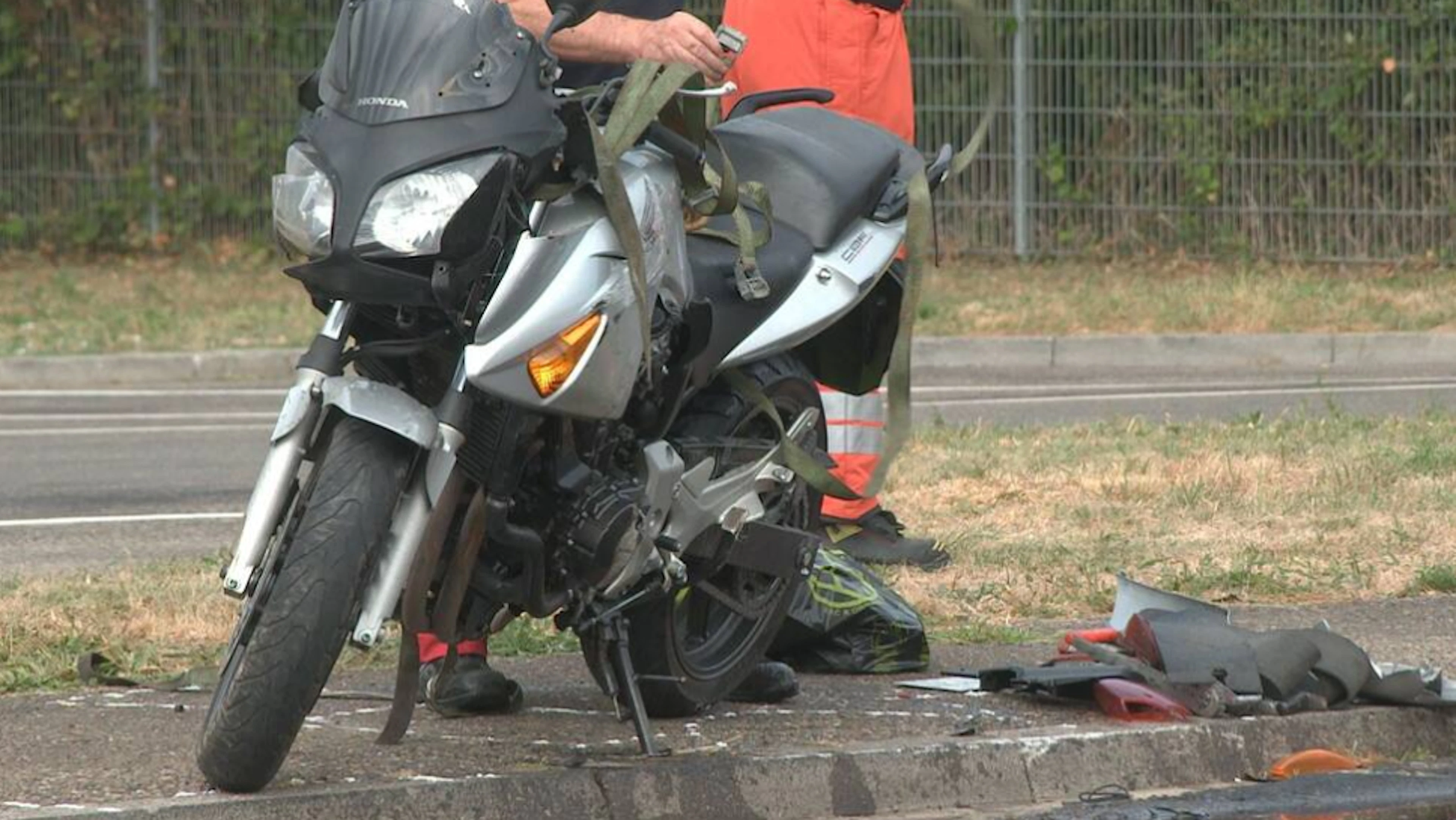Bei einem Unfall mit einem Töff werden zwei Männer getötet.