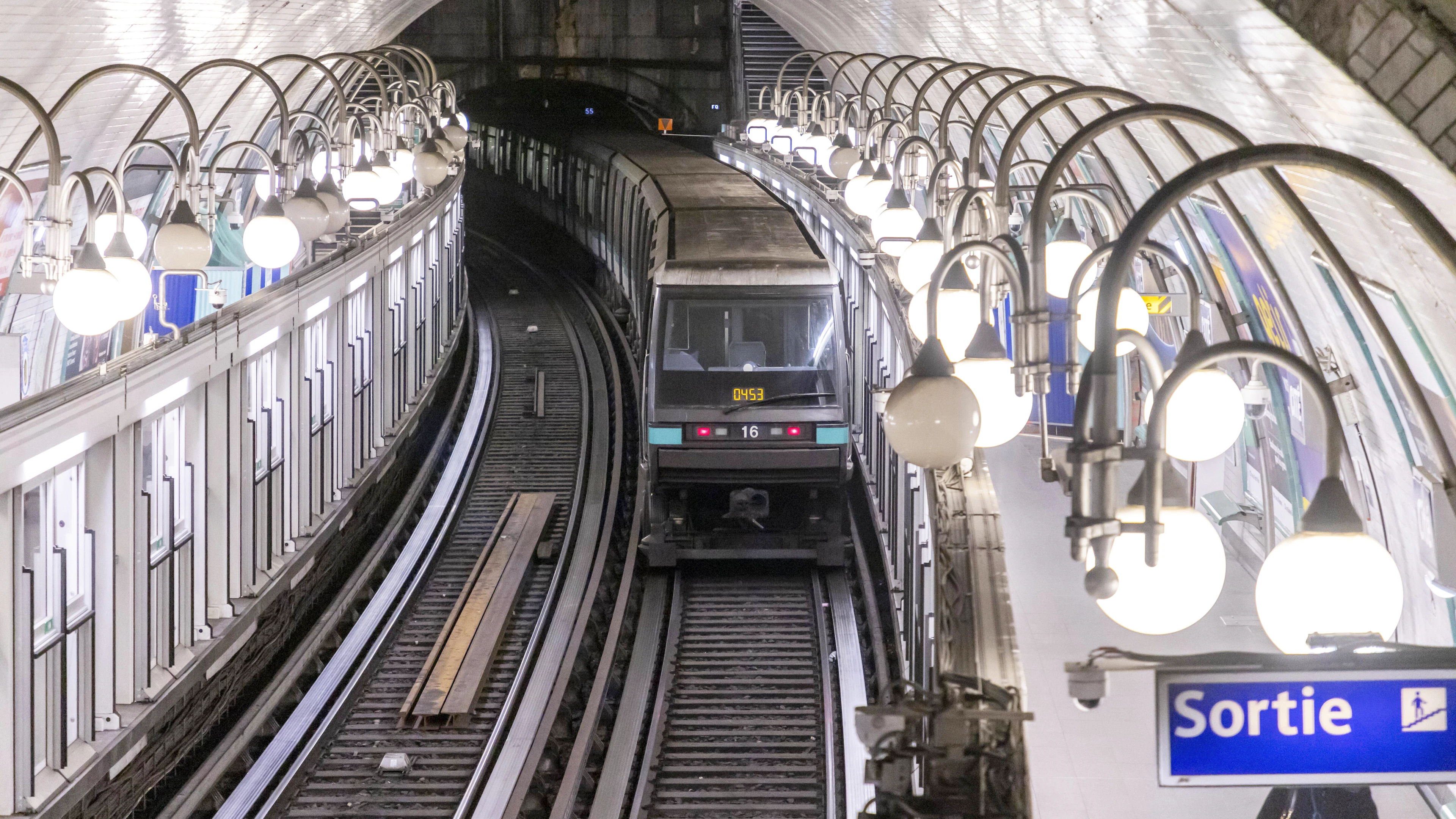 Dans les entrailles de Paris, un chantier ferroviaire hors norme