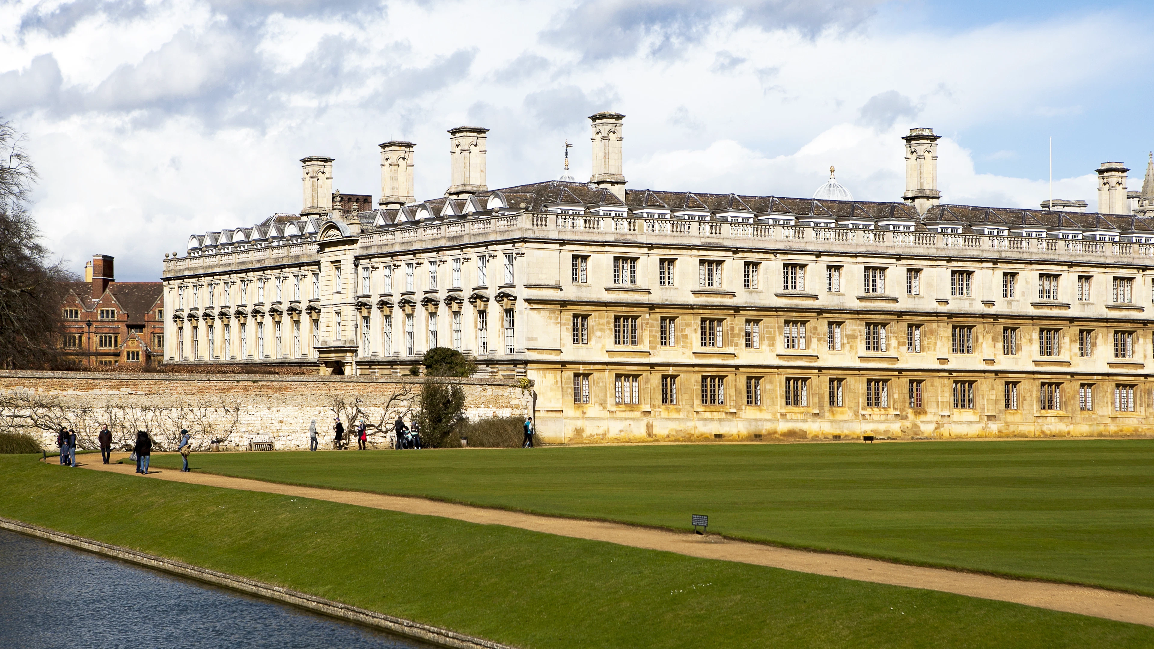 Dans une prestigieuse institution britannique, ce professeur fait scandale !