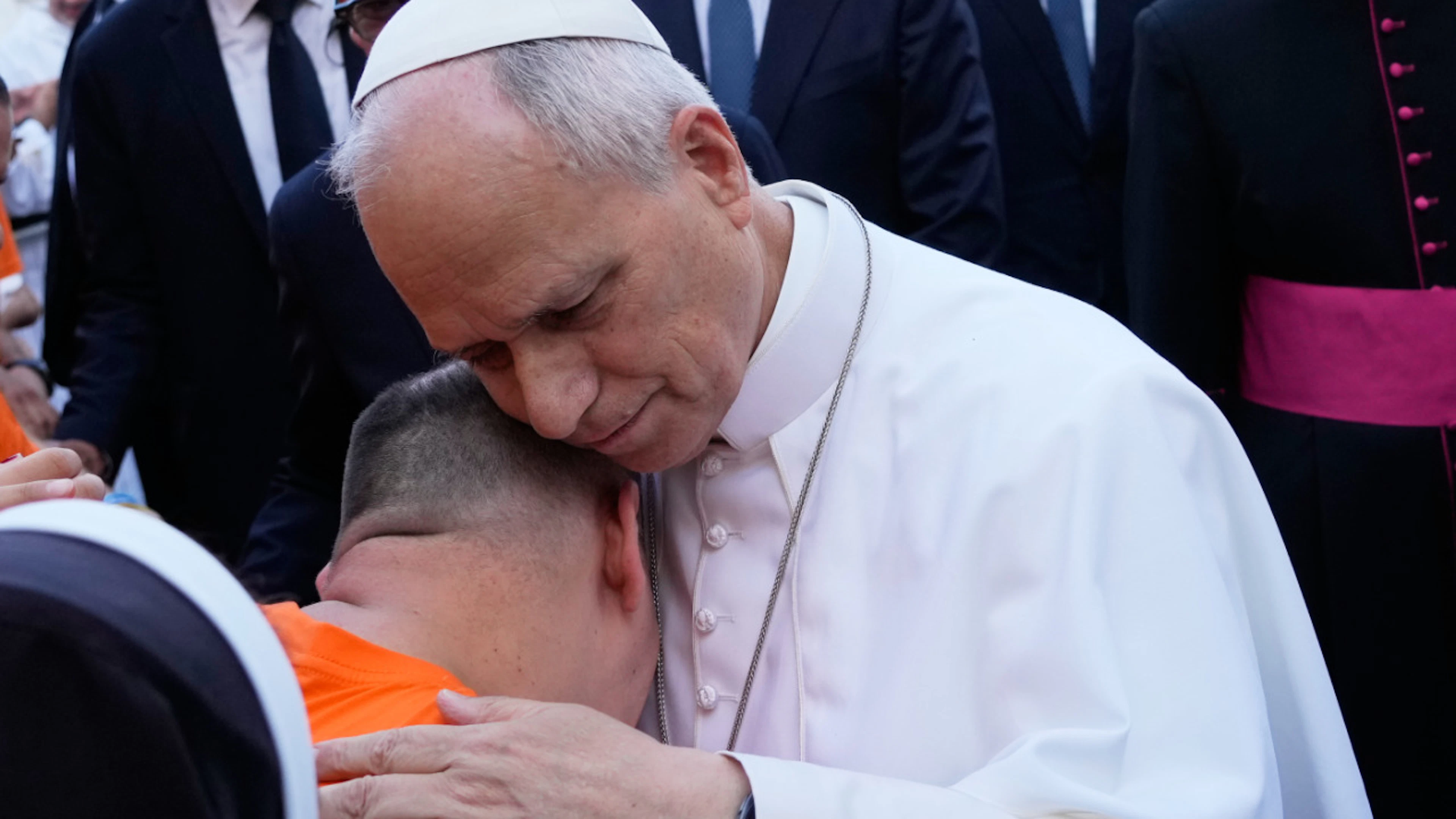dpatopbilder – Papst Leo XIV. begrüsst die Gläubigen vor Beginn einer Messe in der Basilika Santa Maria degli Angeli. Der Heilige Vater trifft sich in Assisi mit Jugendlichen, die am «GO! Franziskanisches Jugendtreffen 2026» teilnehmen. Foto: Gregorio Borgia/AP/dpa