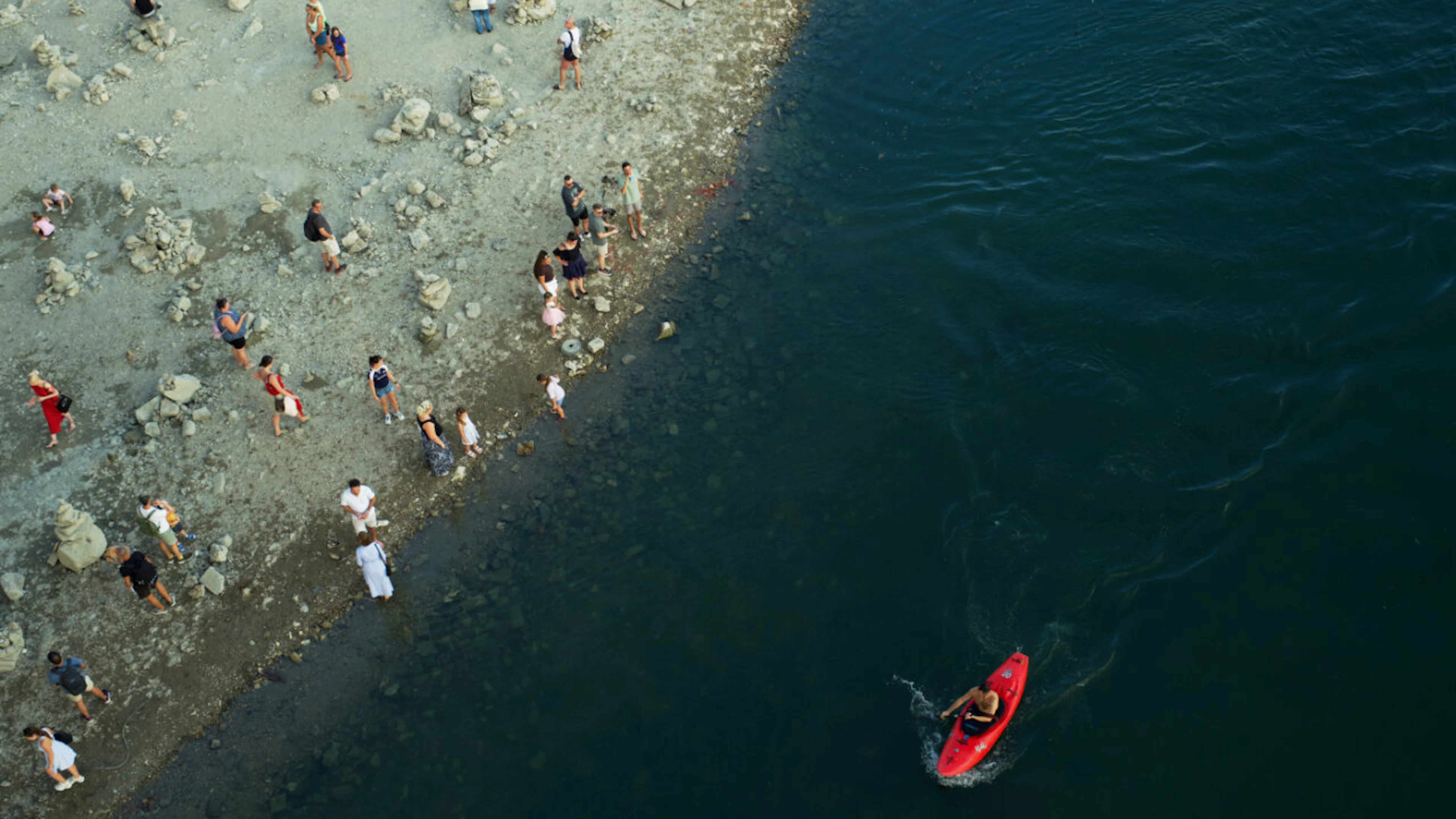 A kayaker paddles past a sandbar under the Margaret Bridge in downtown Budapest, while the river—which flows through ten European countries—has dropped to an all-time low. Photo: Bela Szandelszky/AP/dpa
