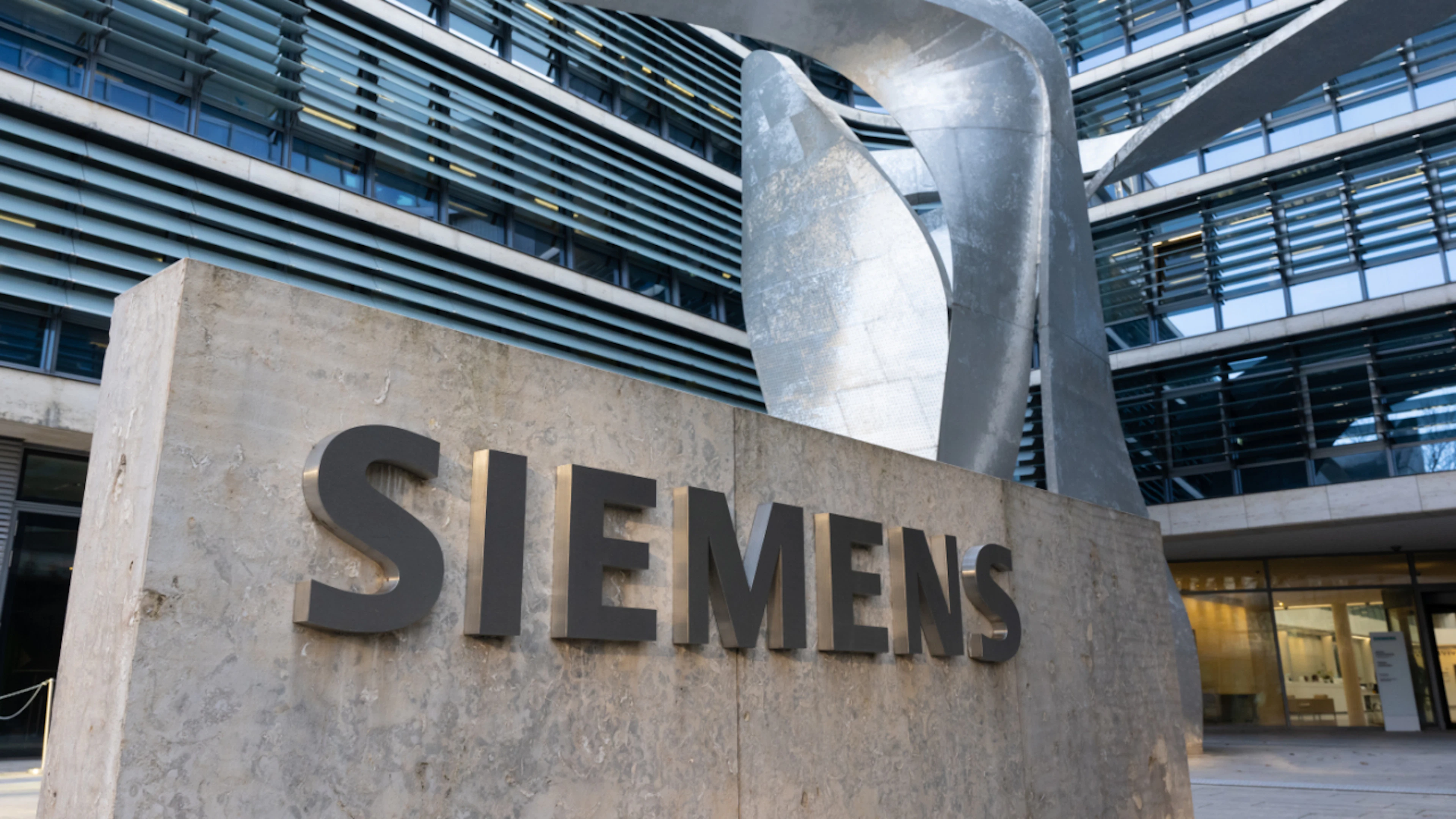 Siemens macht mehr Gewinn und erhöht die Prognose