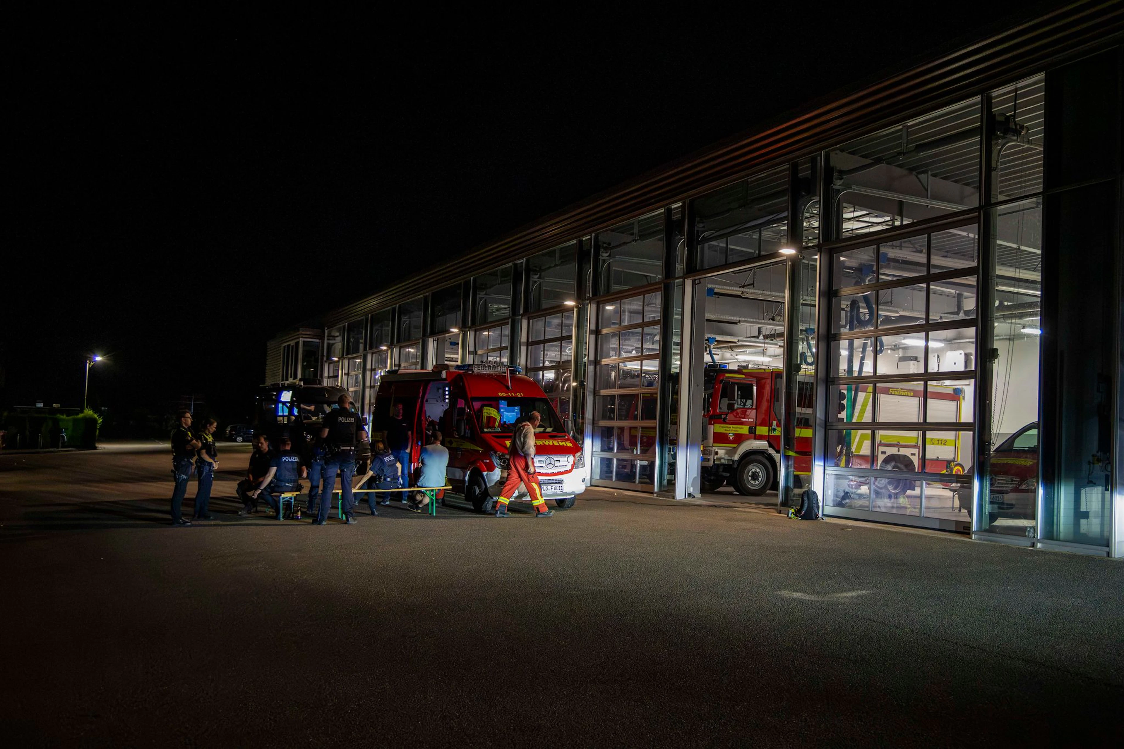 Einsatzkräfte treffen sich vor der Feuerwehrwache in Preetz.