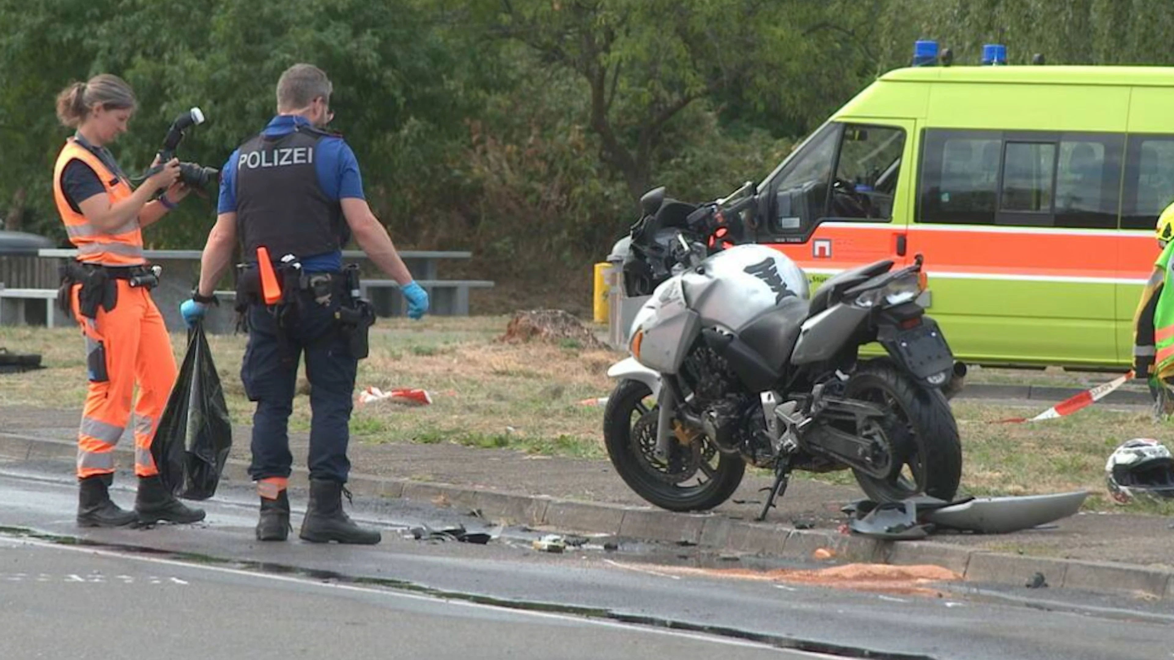 Tentano di fuggire dalla Polizia a bordo di una moto rubata, ma perdono la vita