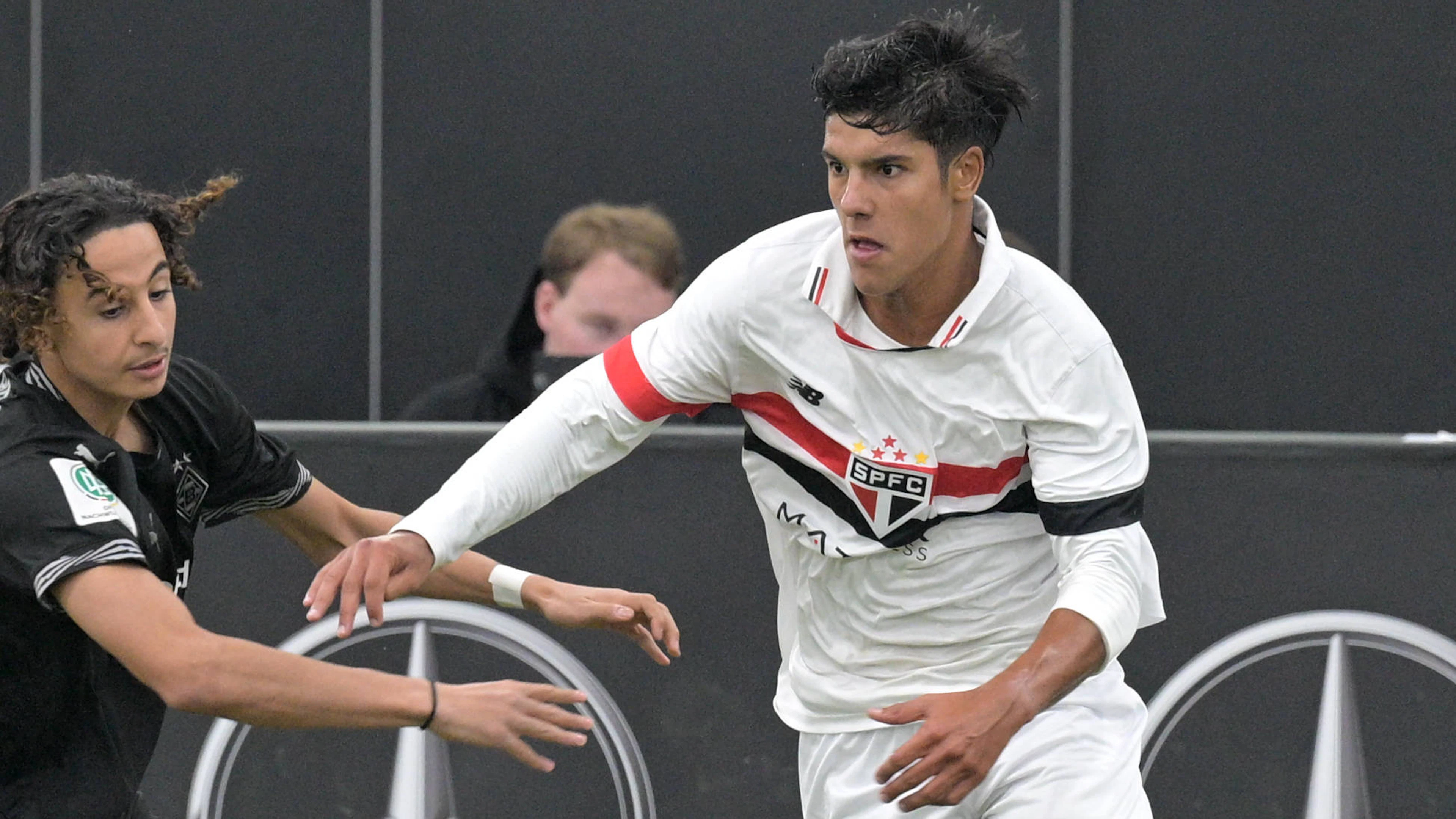 Nicolas Bosshardt (a destra) con la maglia dell'FC São Paulo.