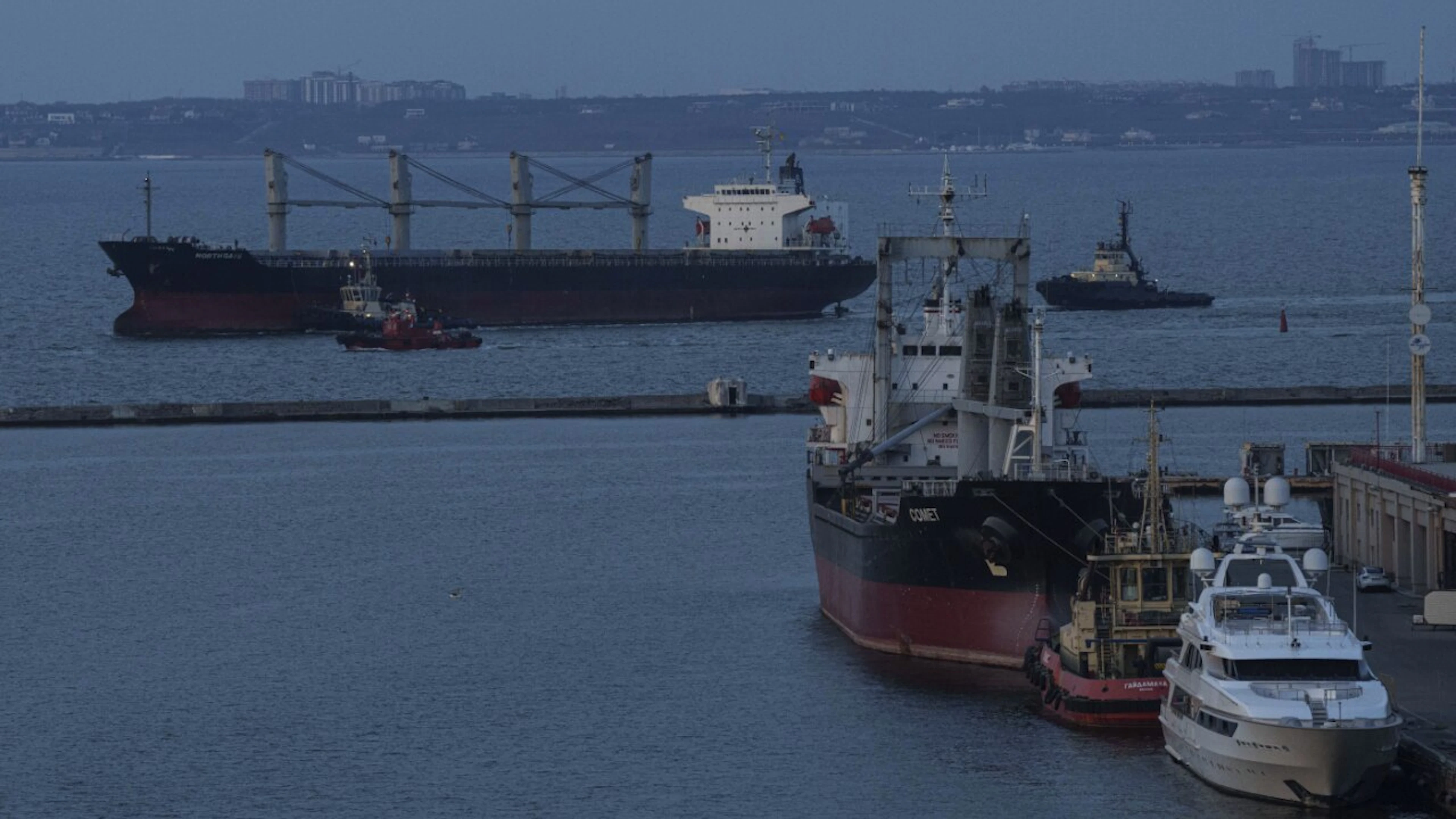 ARCHIVE – A ship in the harbor. Photo: Evgeniy Maloletka/AP/dpa