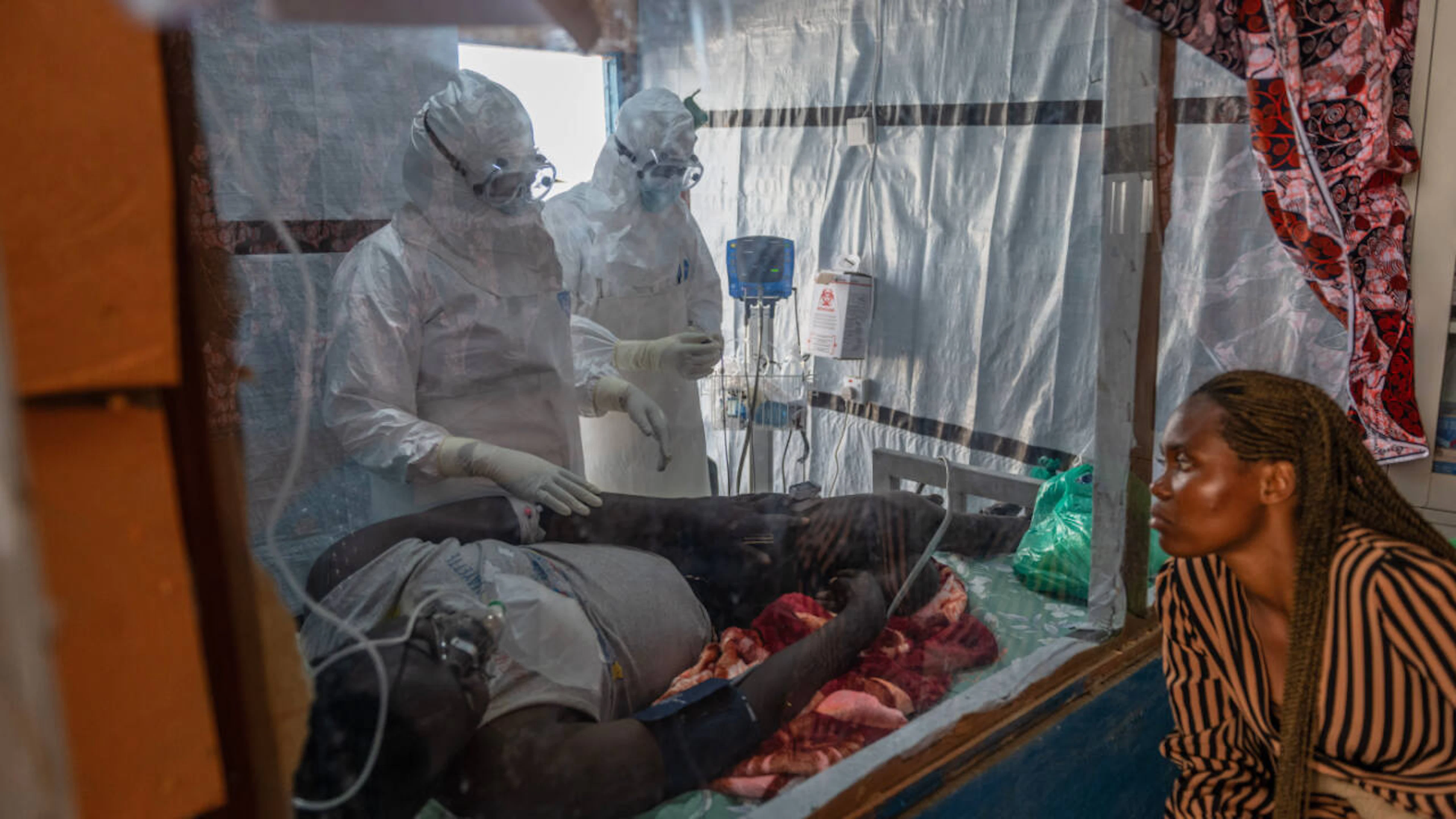 ARCHIVE – Healthcare workers treat an Ebola patient in the Congo. Photo: Moses Sawasawa/AP/dpa/Archive photo