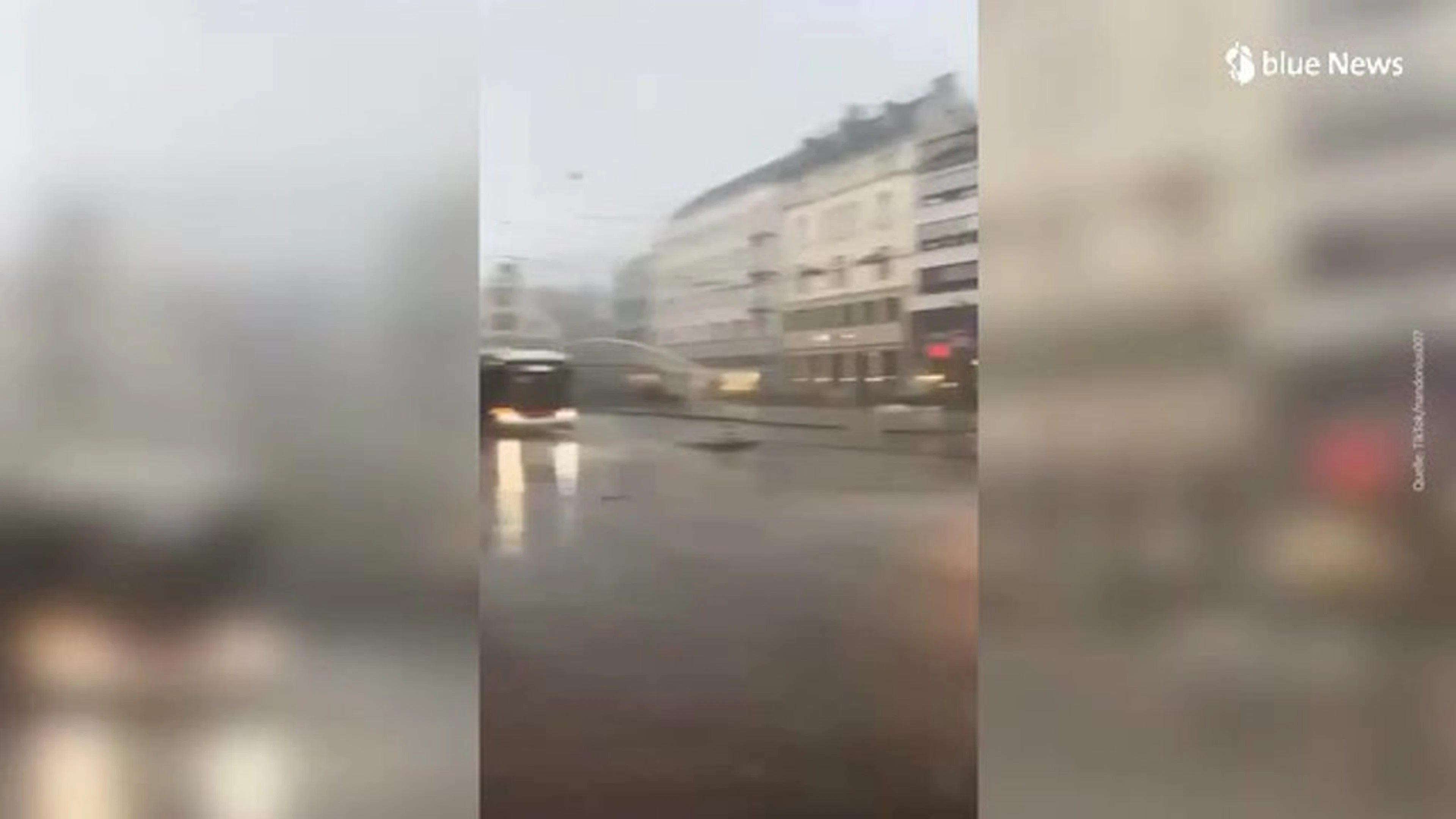 Video aus St. Gallen – Gewitter schickt ToiToi auf Irrfahrt – die Filmer lachen sich schlapp