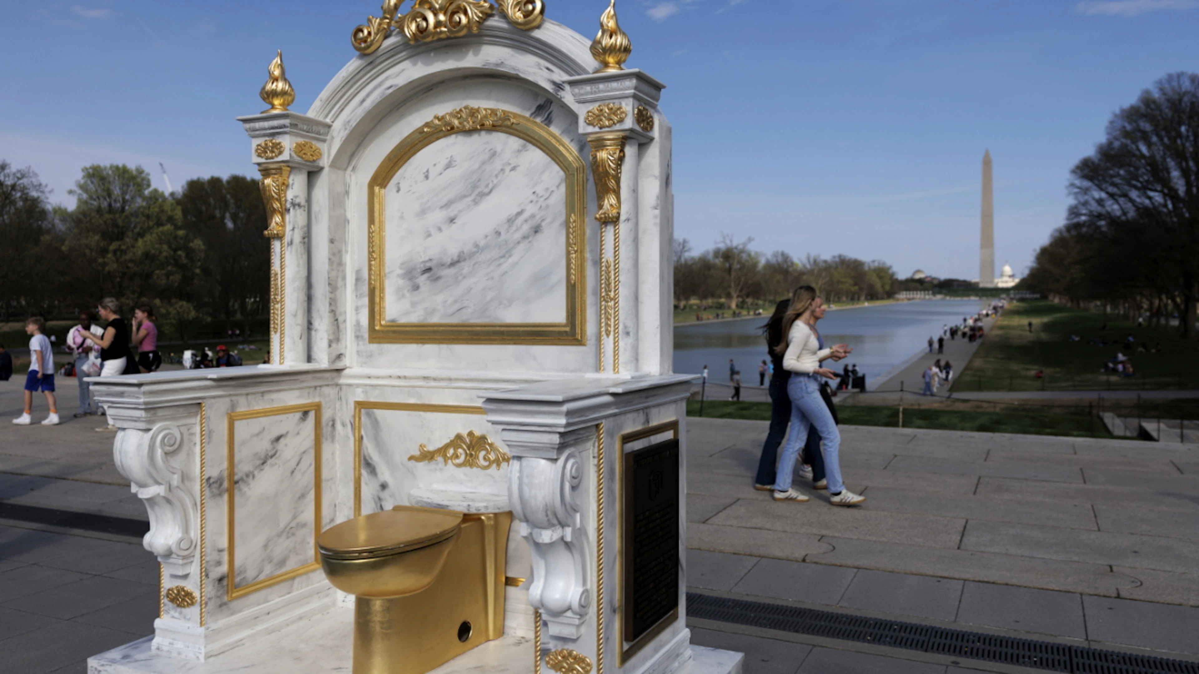 Una scultura anti-Trump contro la guerra in Iran fa il tour degli Stati Uniti