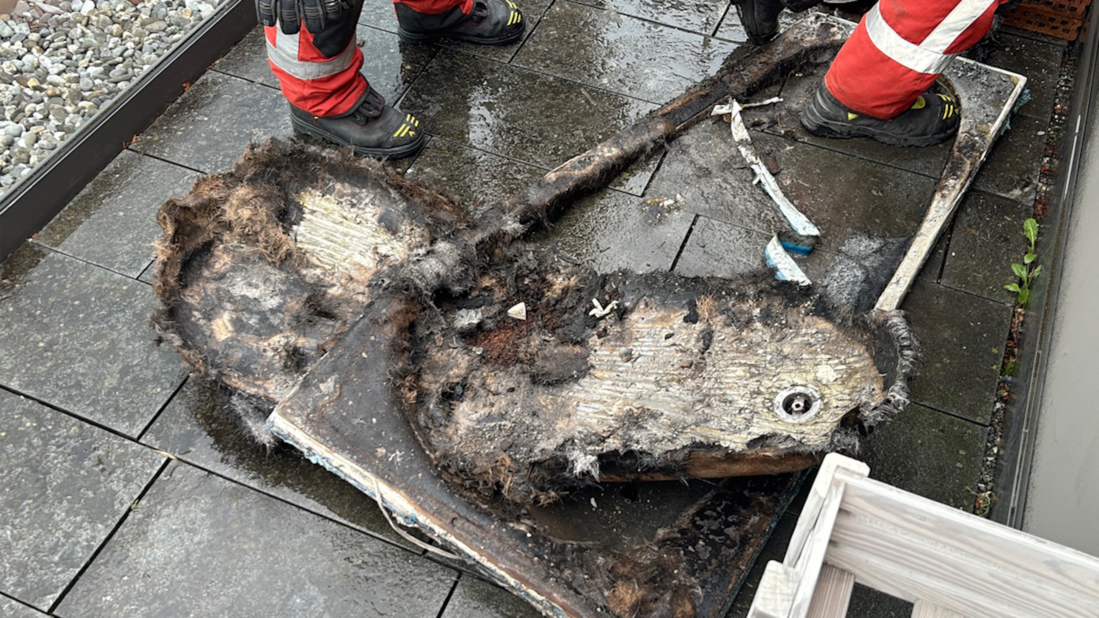 Vergessenes Teelicht setzt Badewanne in Brand