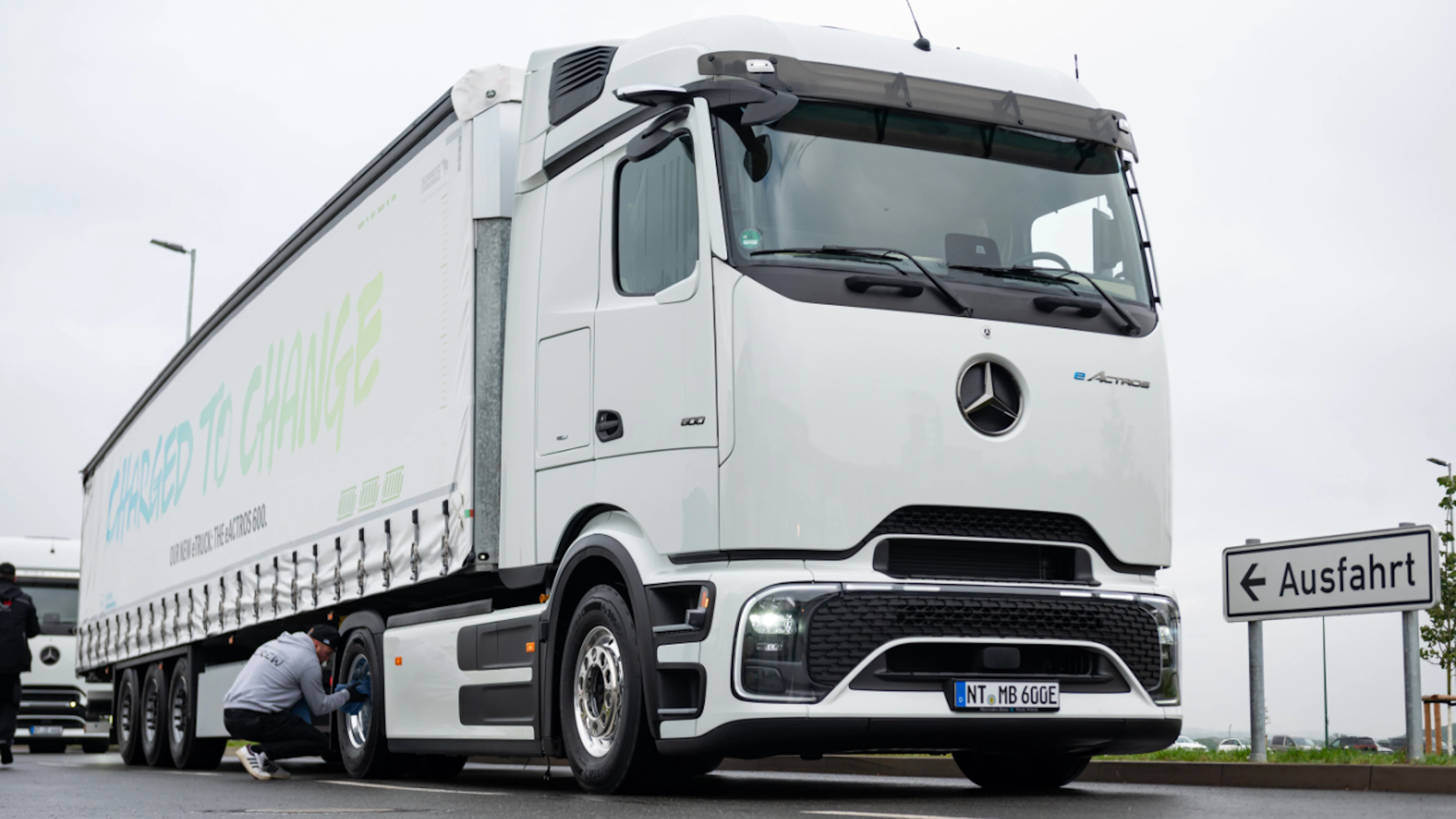 Gewinn bei Dax-Konzern Daimler Truck knapp halbiert