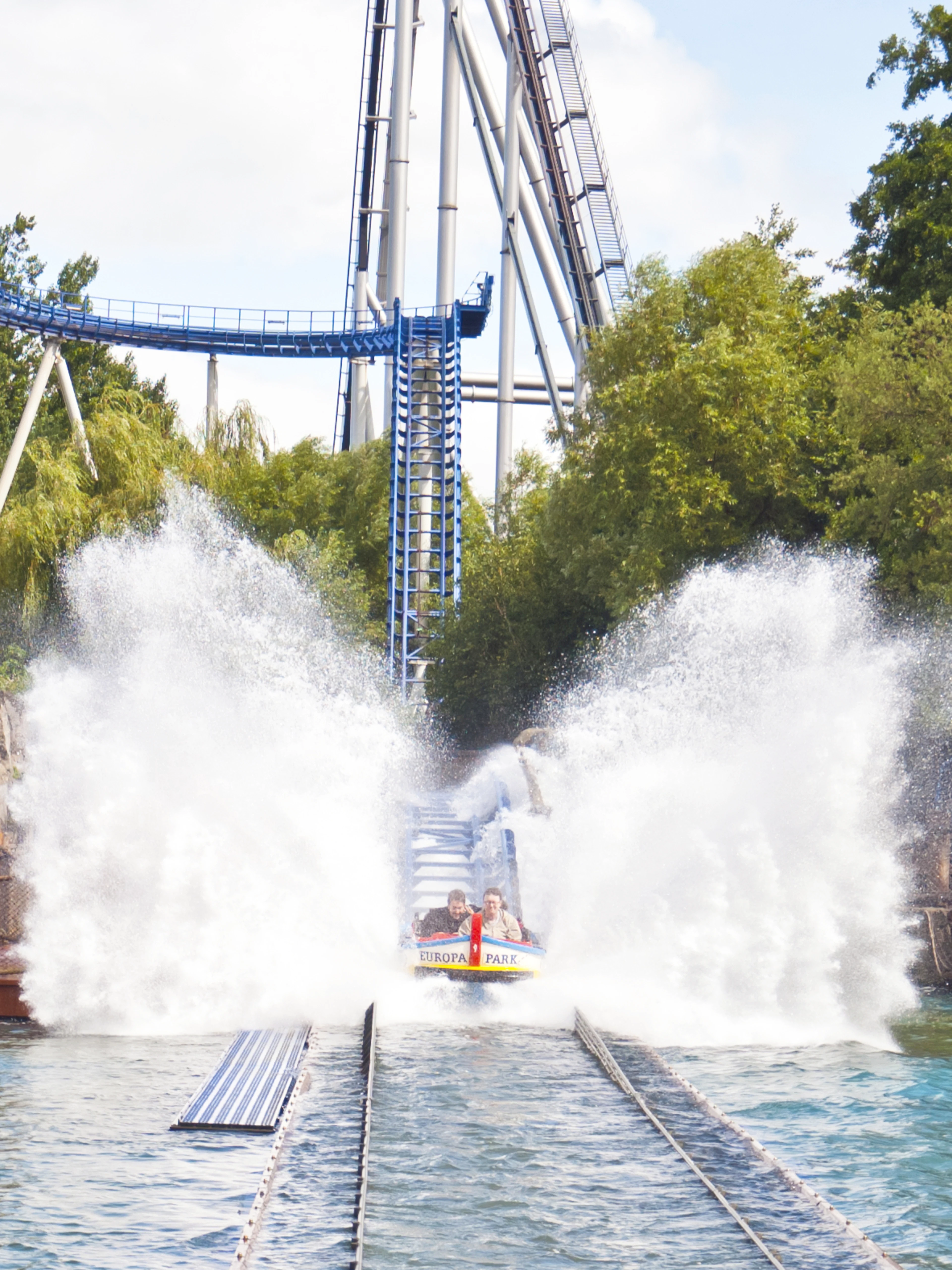 Bloccati sull'attrazione Poseidon dell'Europa-Park sotto il sole cocente