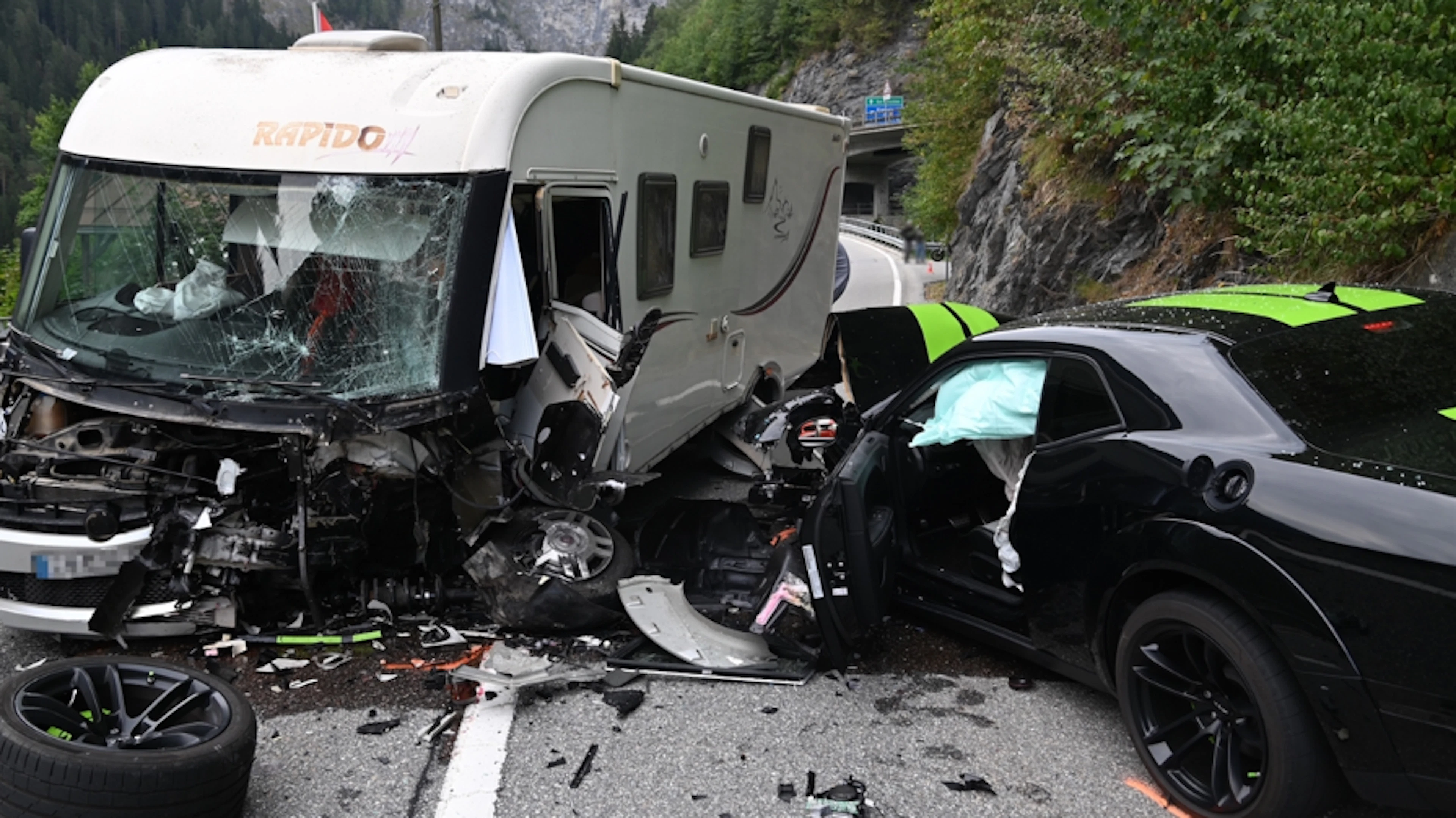Un camping-car double dans un virage et percute une voiture de sport