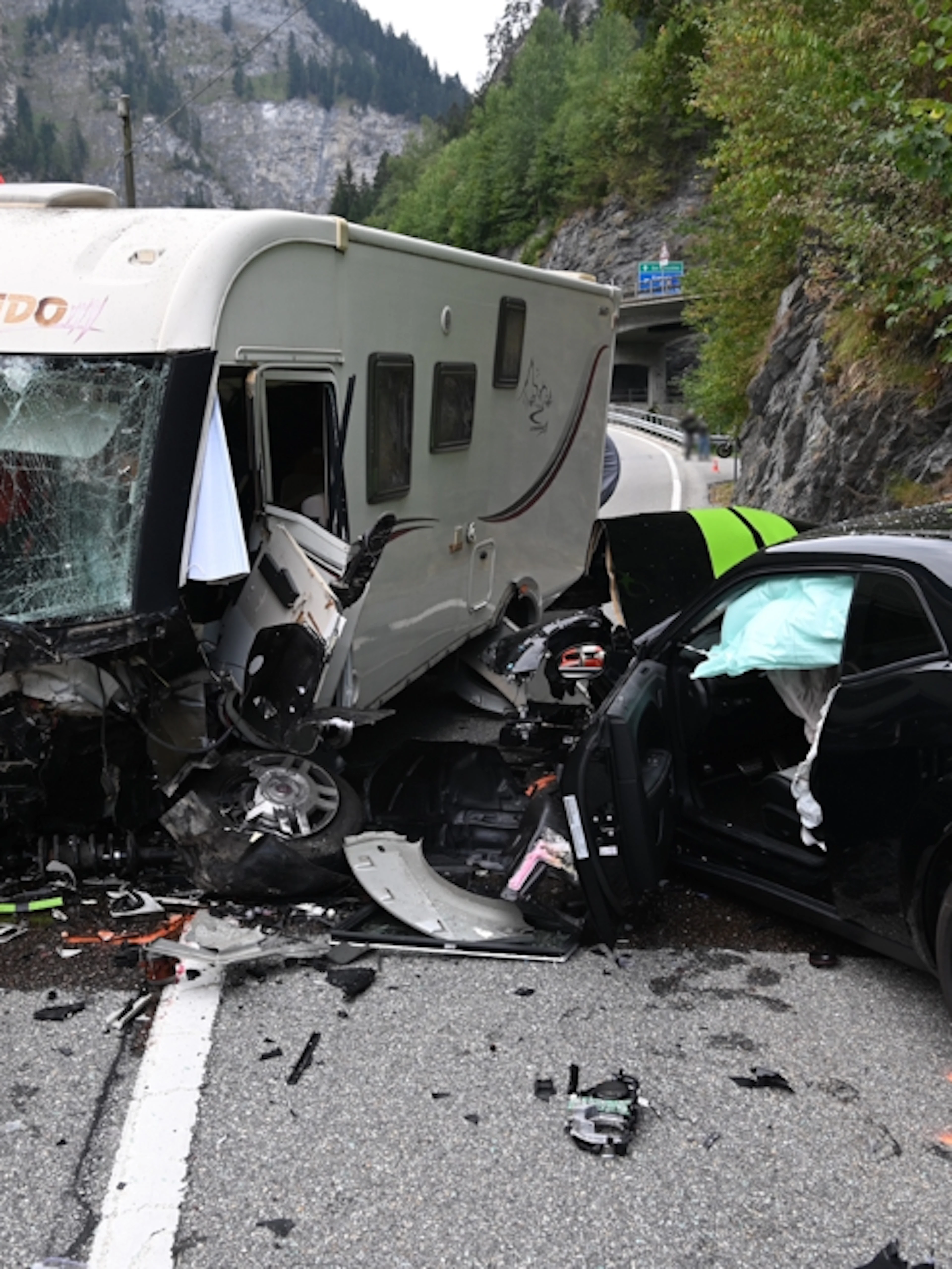 Wohnmobil-Fahrer überholt in Kurve und kracht frontal in Sportwagen