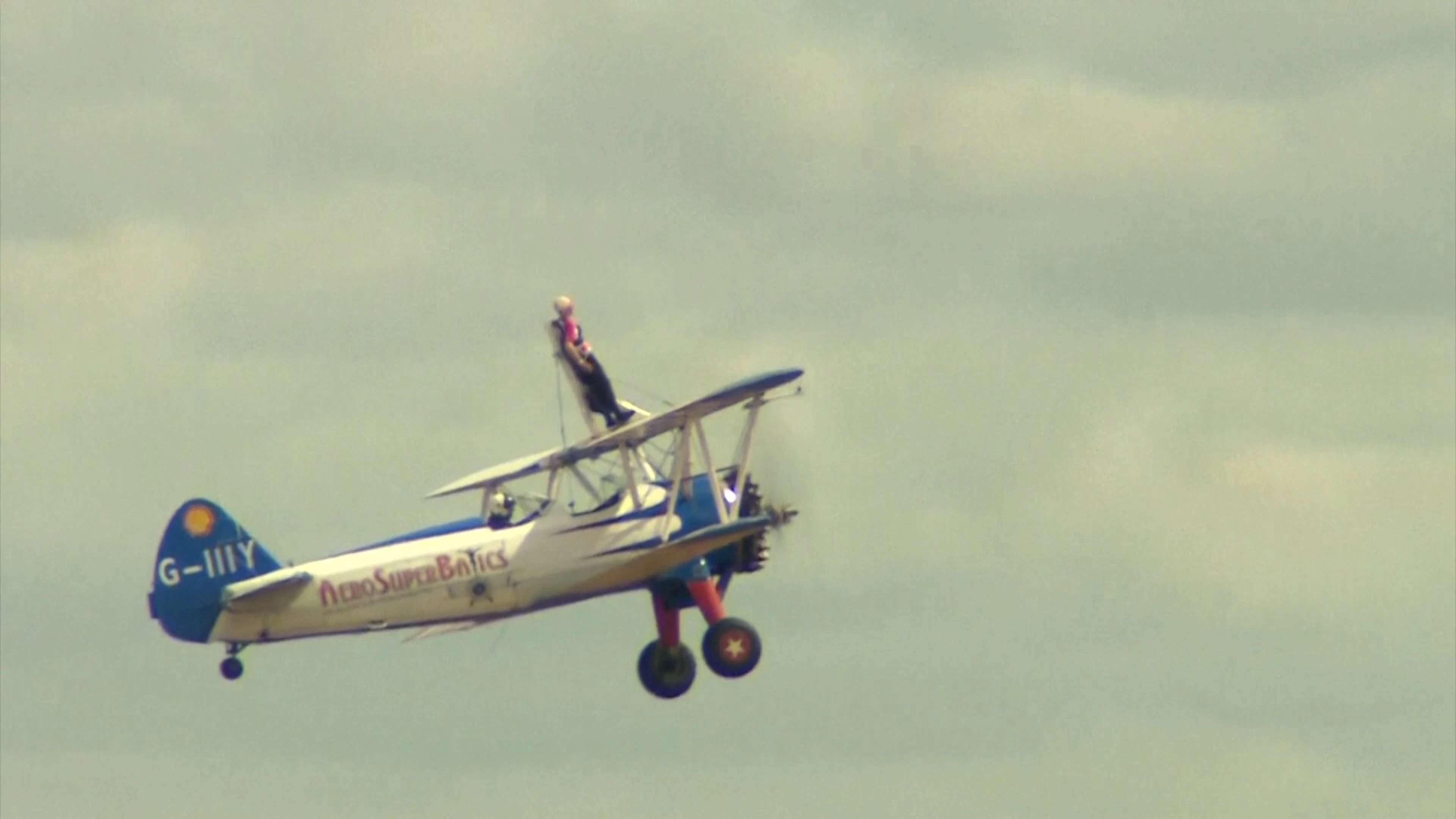 Hier macht eine 97-Jährige einen Looping – auf dem Flugzeugdach