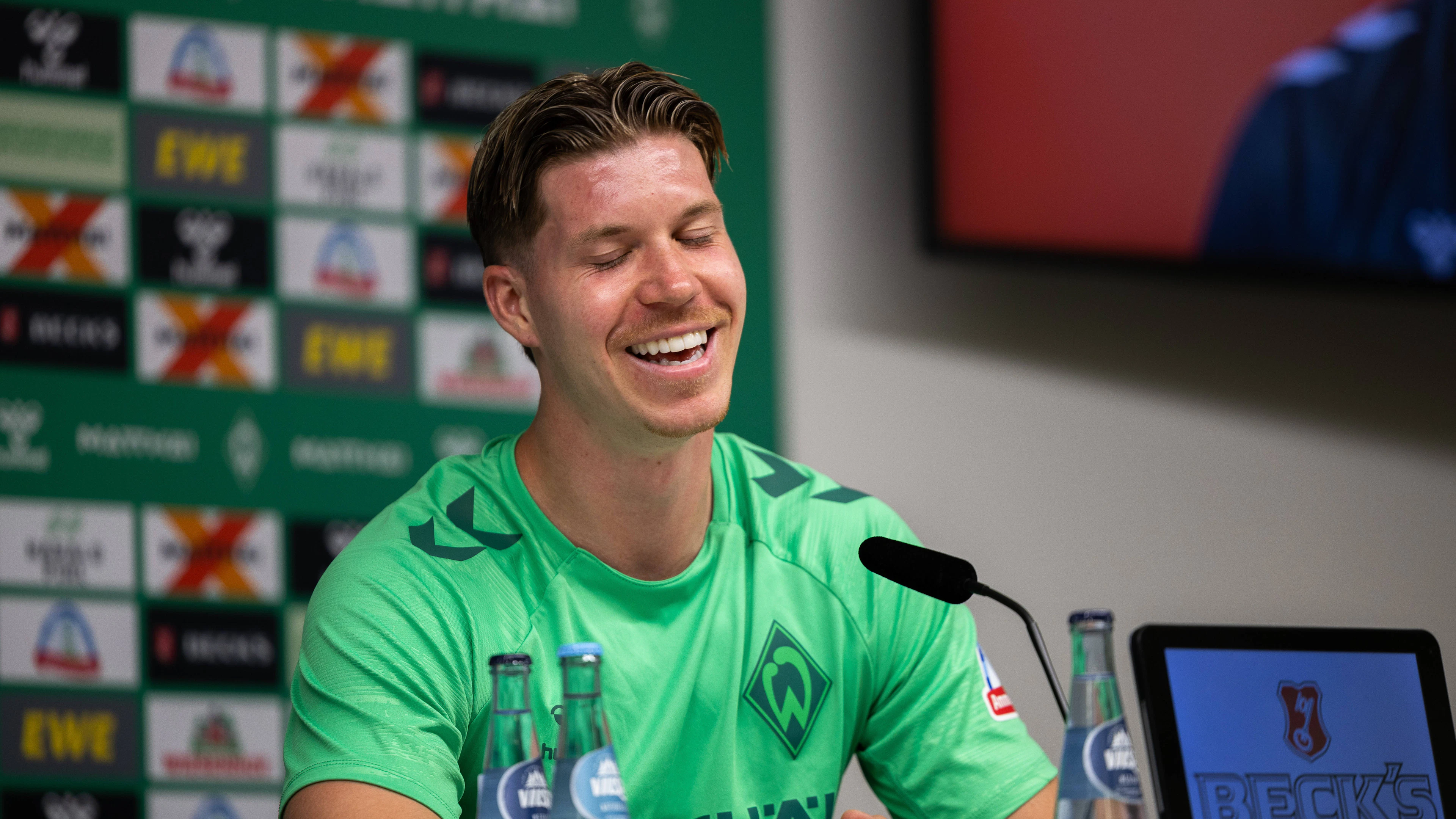 Itten spricht bei Werder-Vorstellung über Seitenhieb von Nati-Kumpel Muheim