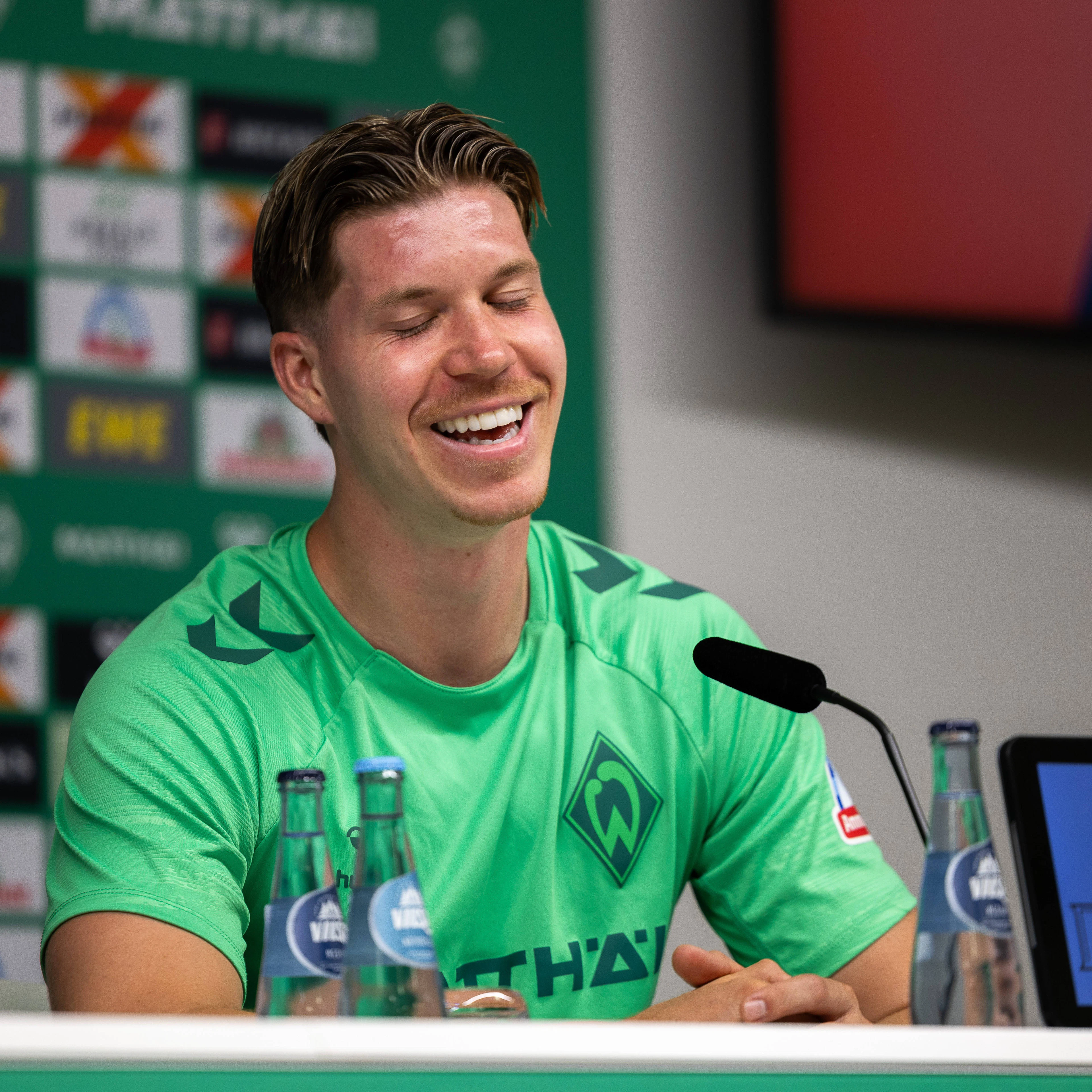 Itten spricht bei Werder-Vorstellung über Seitenhieb von Nati-Kumpel Muheim