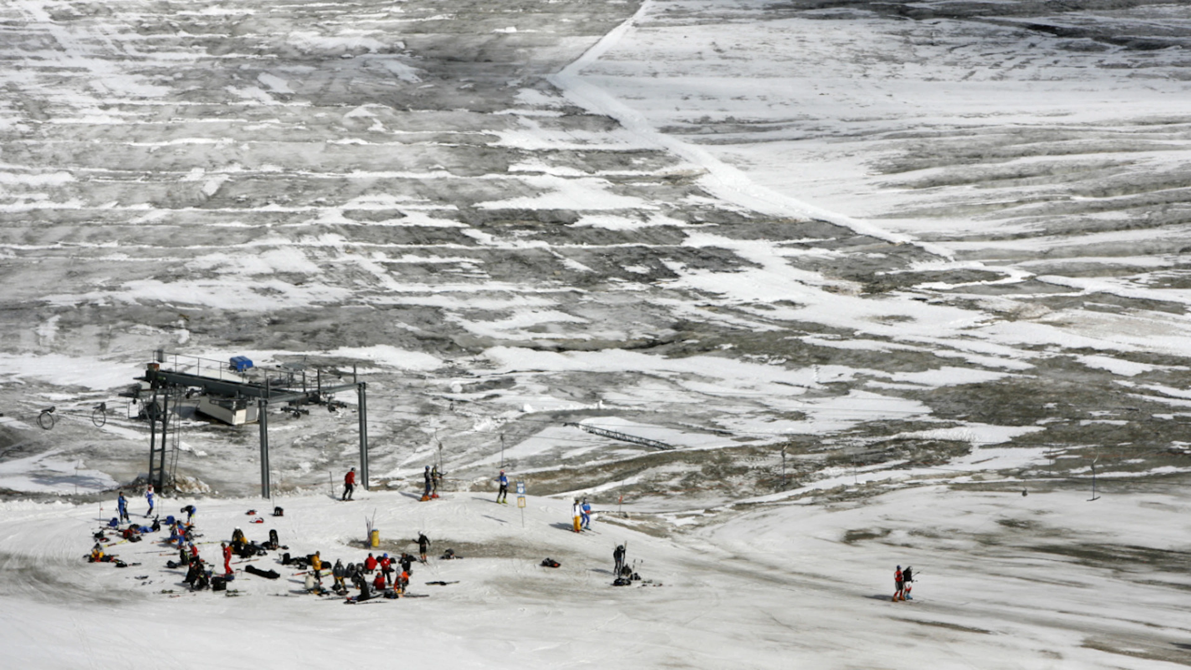 Troppo caldo: dopo Zermatt, anche Saas-Fee sospende lo sci estivo