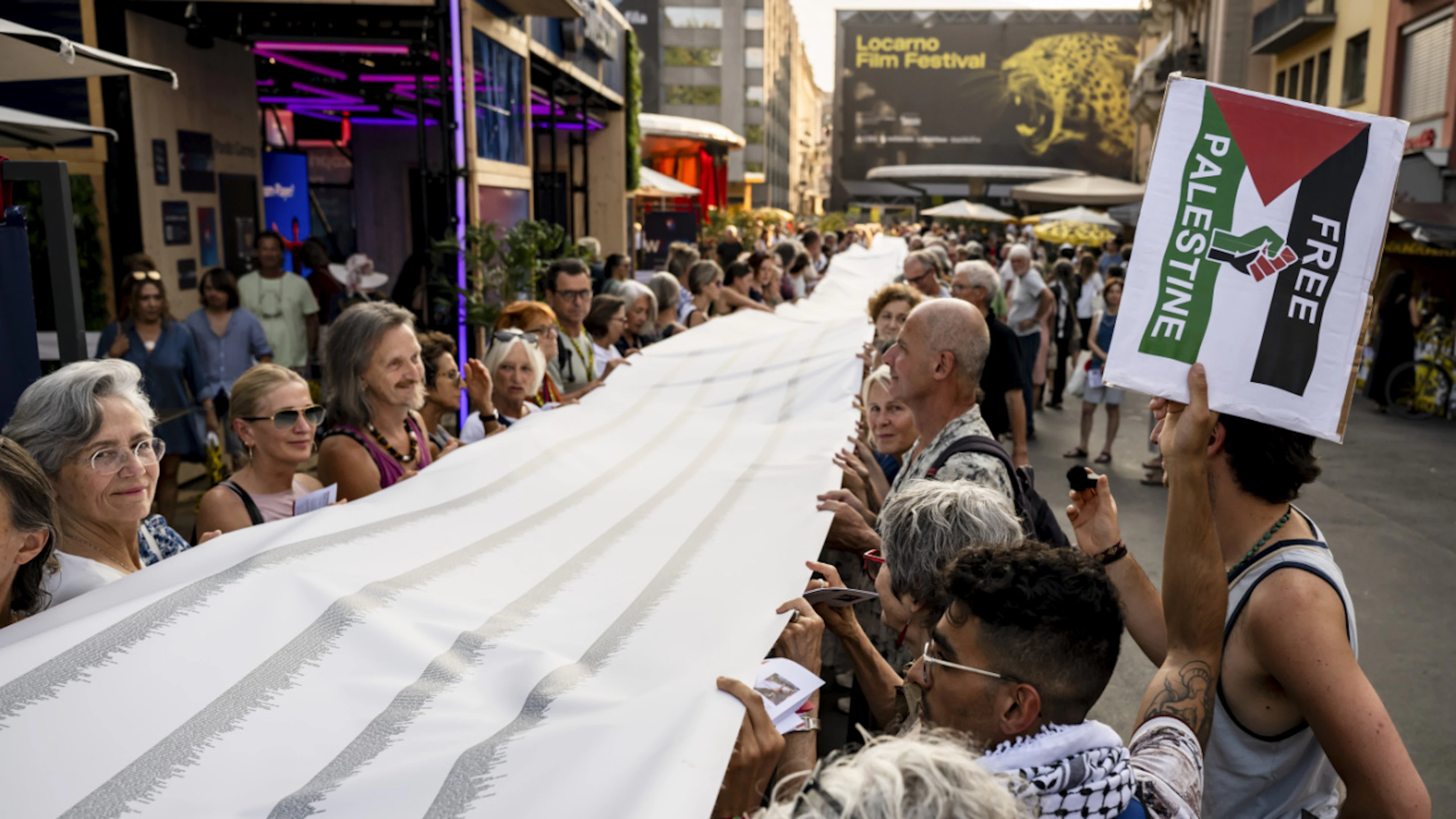 Locarno : une banderole avec 60'000 noms a été déployée pour Gaza