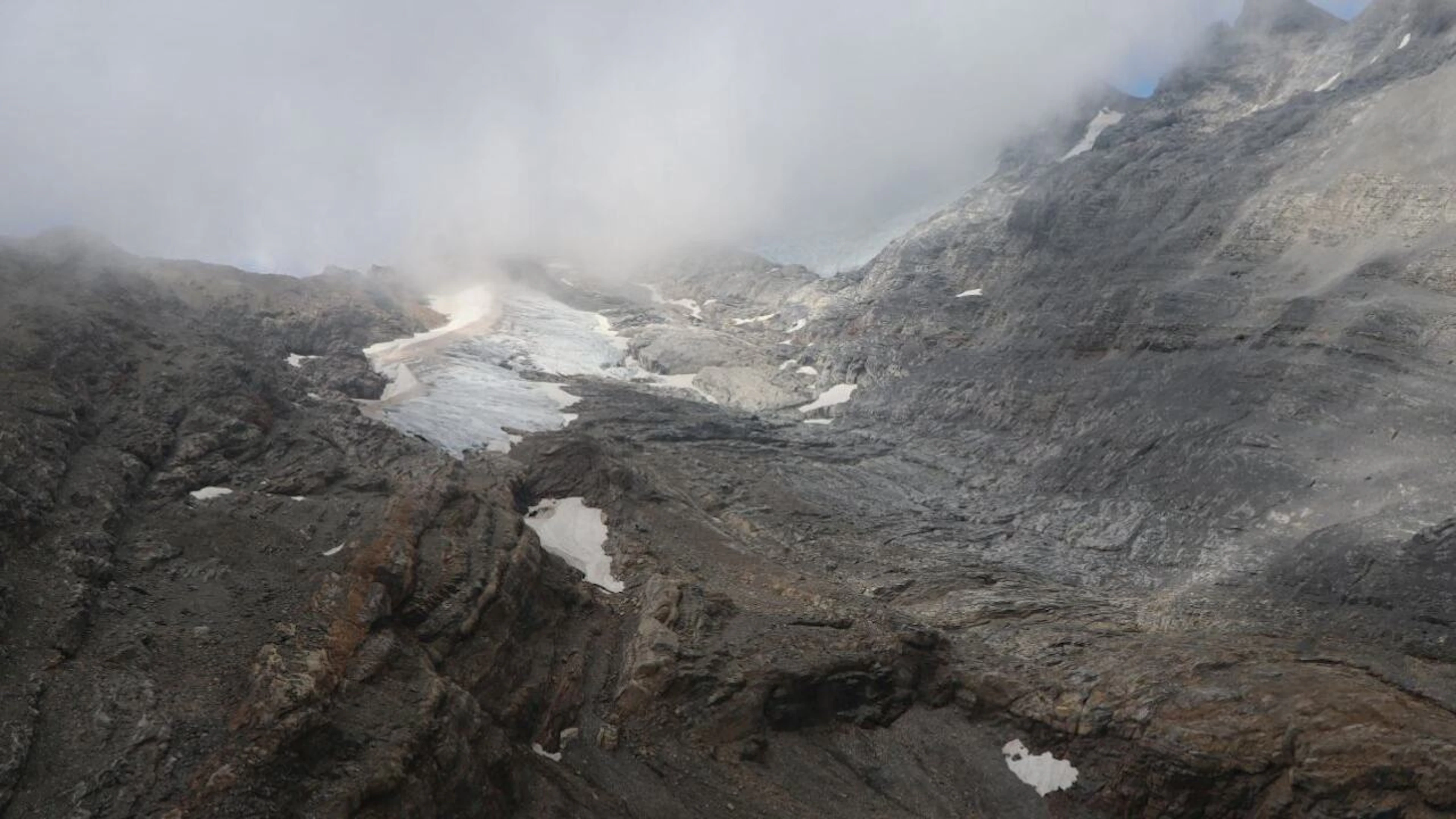 Finisce in un crepaccio di un ghiacciaio nella zona di Sandfirn e perde la vita